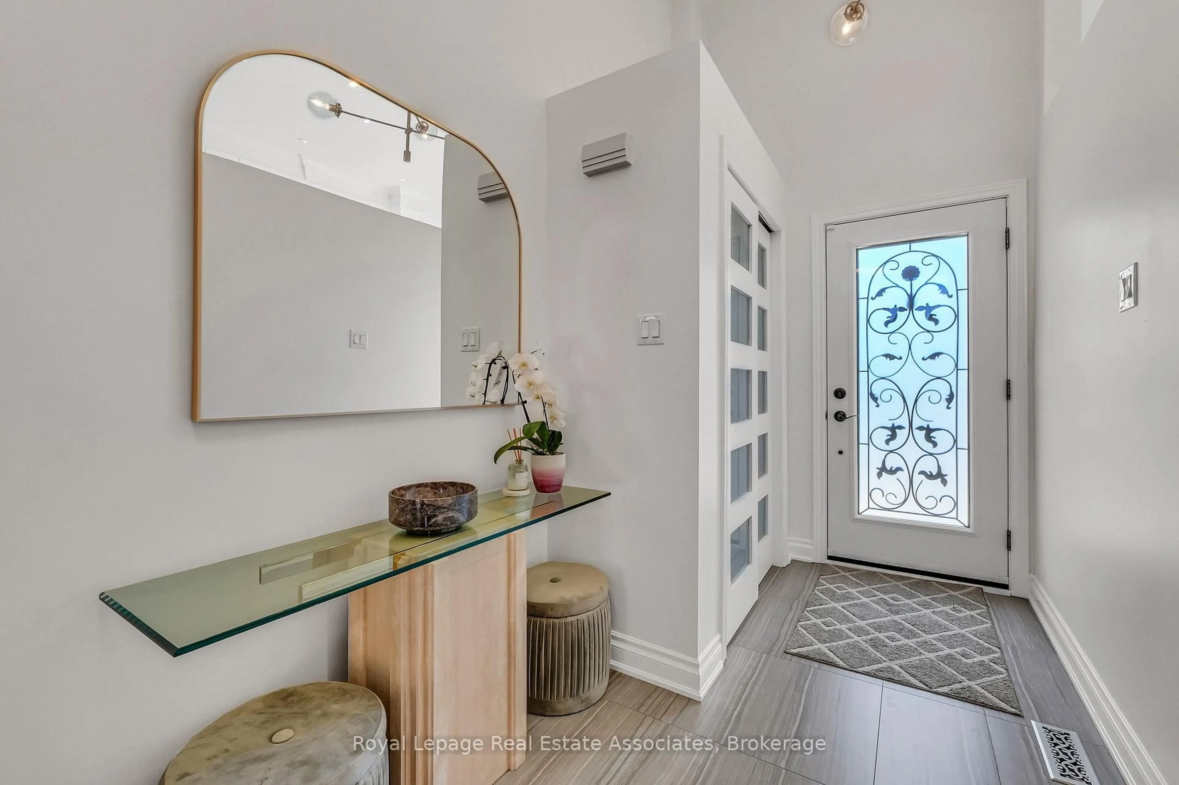Indoor entryway for 8 Prestwick Ave, Vaughan Ontario L6A 2B6