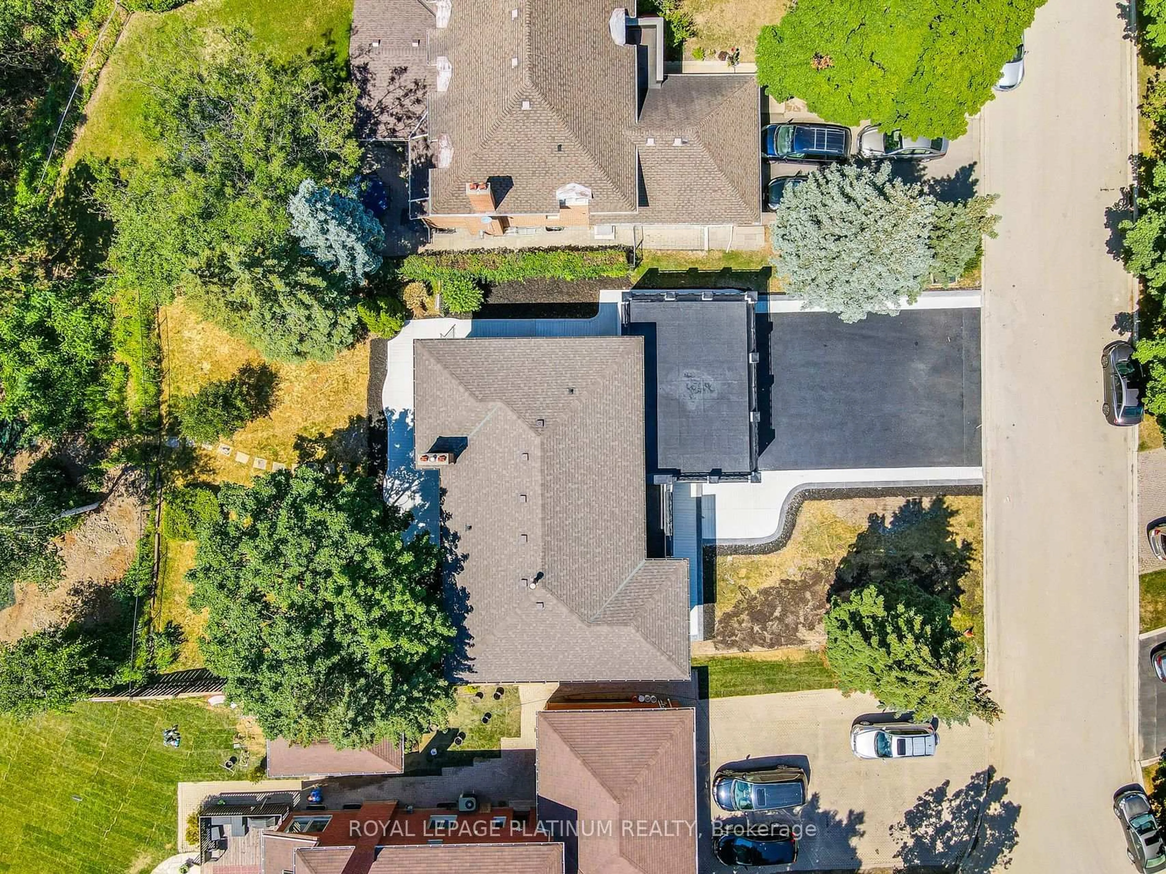 A pic from outside/outdoor area/front of a property/back of a property/a pic from drone, street for 16 Bridgend Crt, Vaughan Ontario L4L 3L3