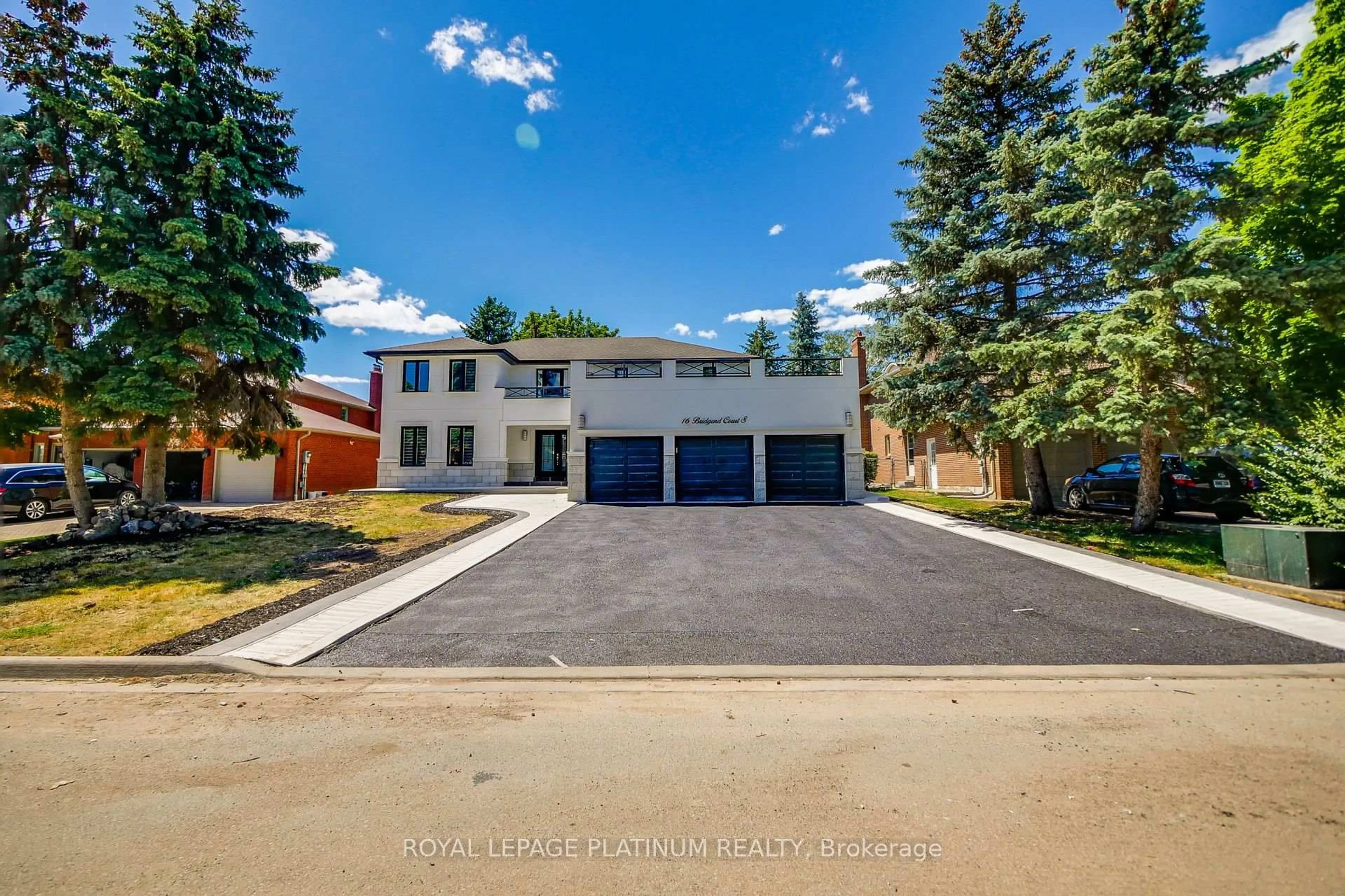 A pic from outside/outdoor area/front of a property/back of a property/a pic from drone, street for 16 Bridgend Crt, Vaughan Ontario L4L 3L3