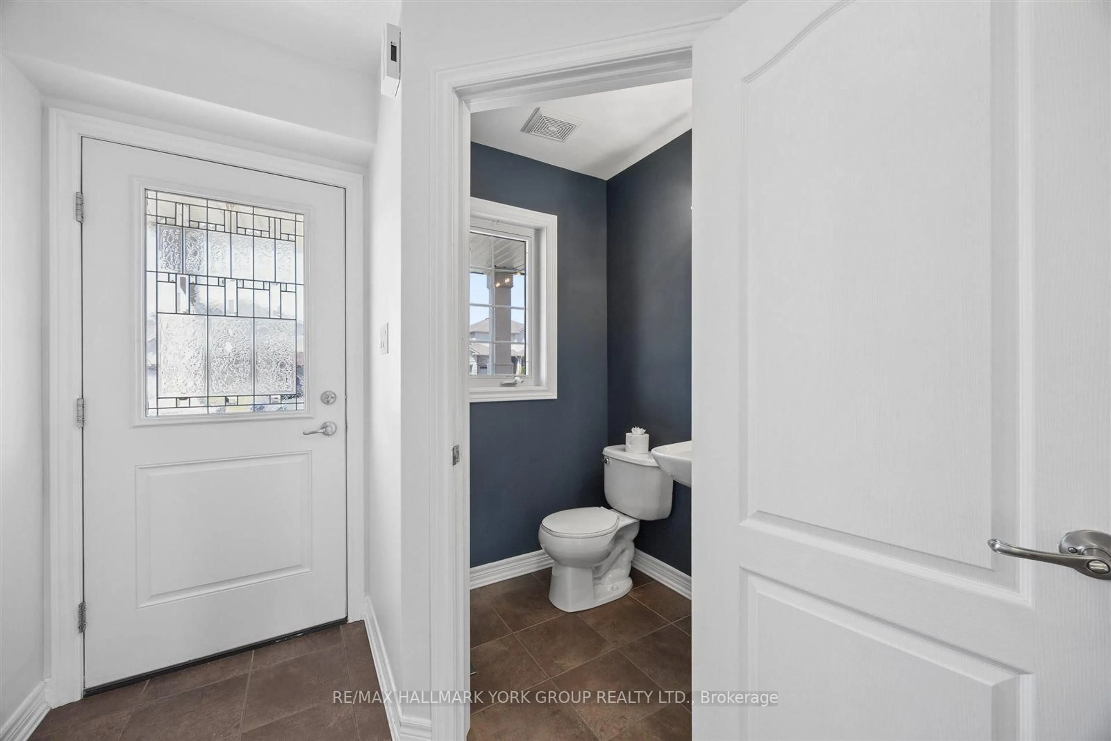 Indoor entryway for 132 Banting Cres, Essa Ontario L0M 1B6