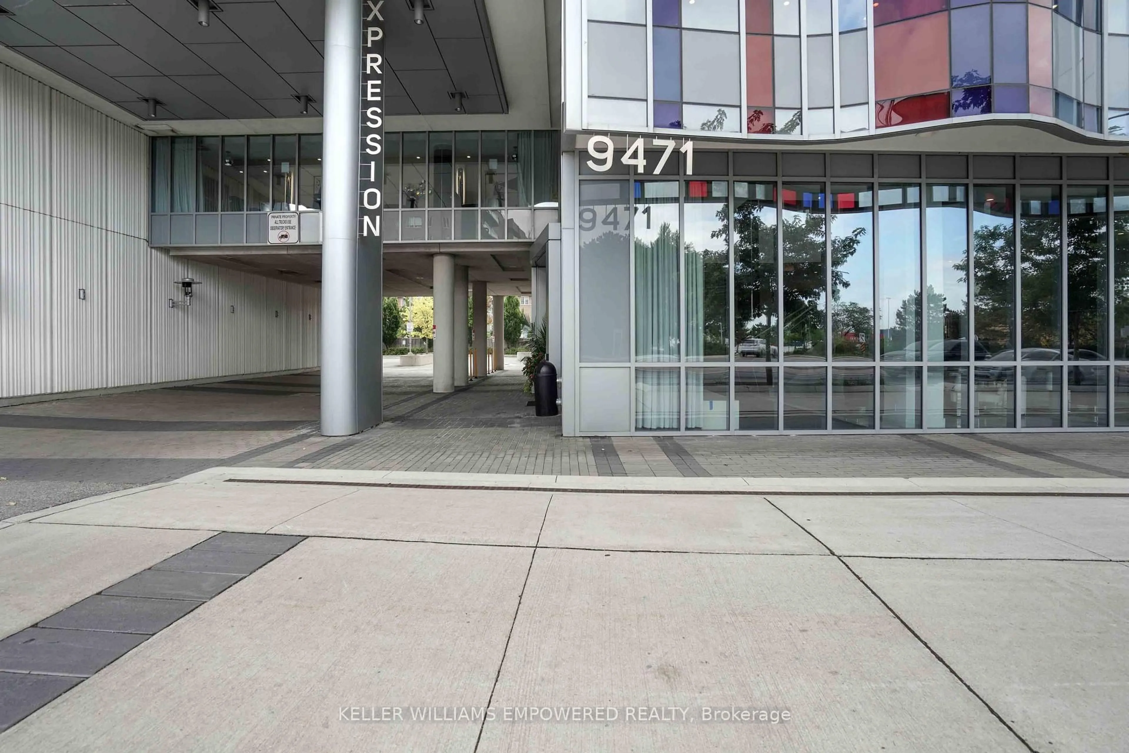 Indoor foyer for 9471 Yonge St #811, Richmond Hill Ontario L4C 0Z5