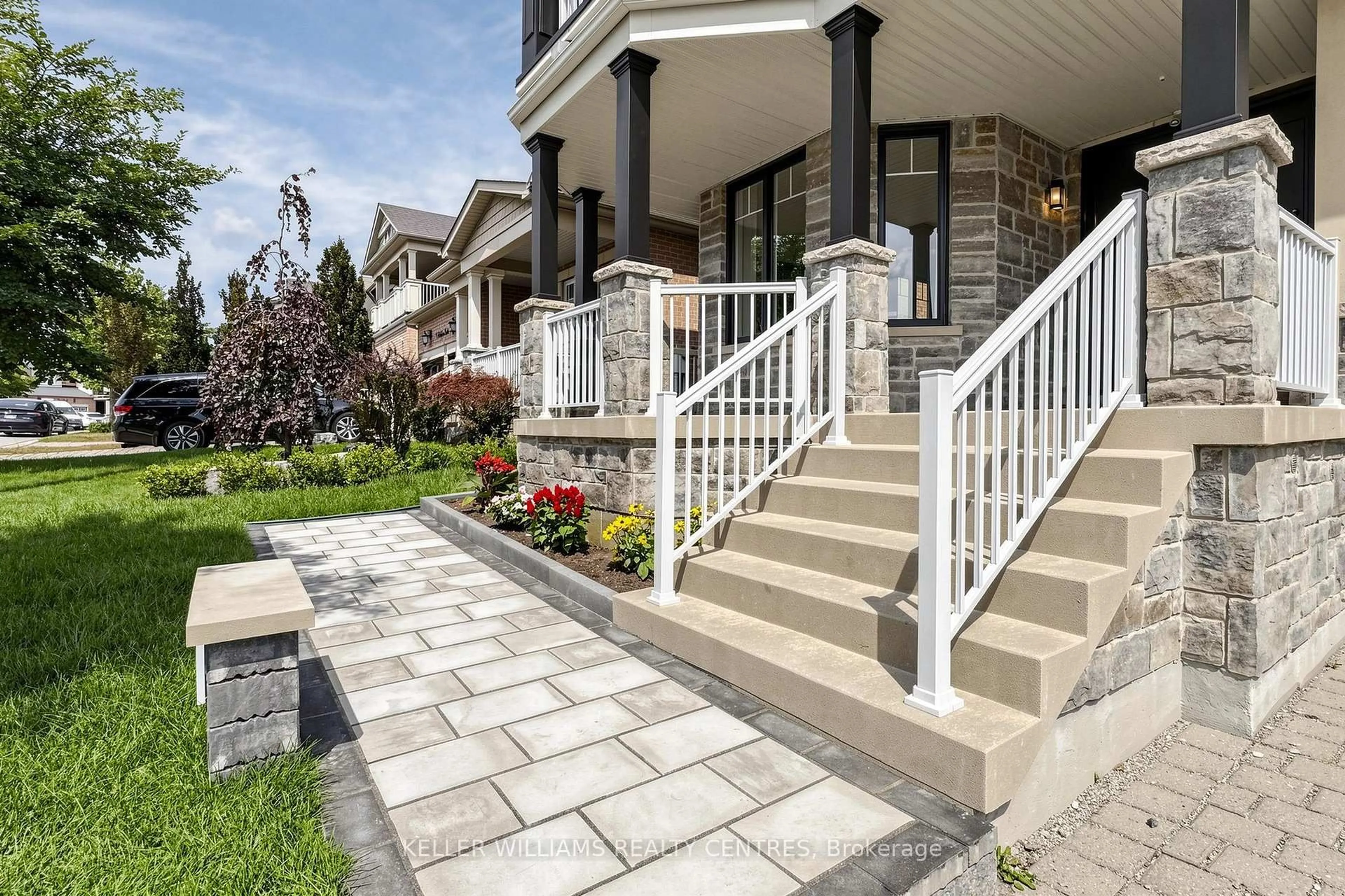 Patio, street for 7 Philips Lake Crt, Richmond Hill Ontario L4E 0M2