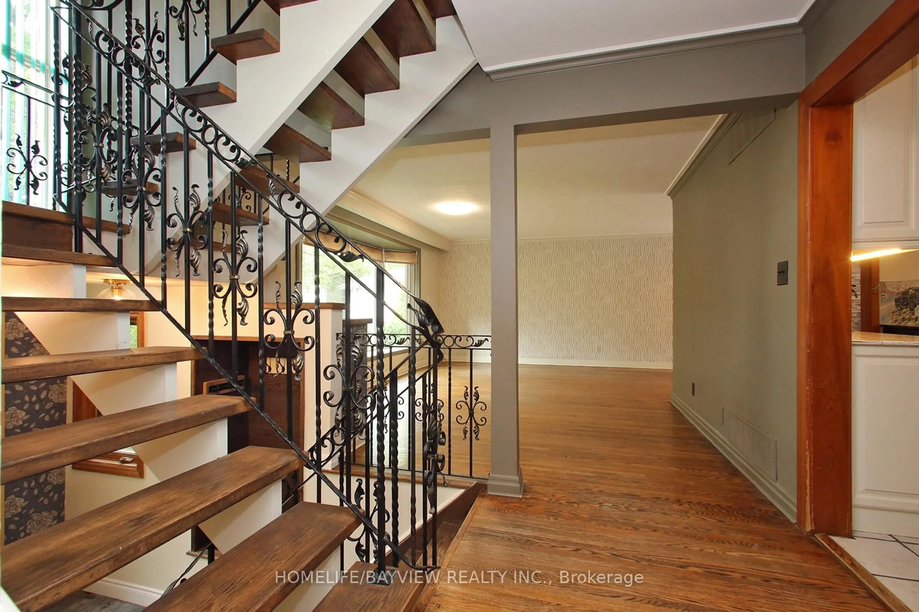 Indoor foyer for 38 Christman Crt, Markham Ontario L3P 3C8