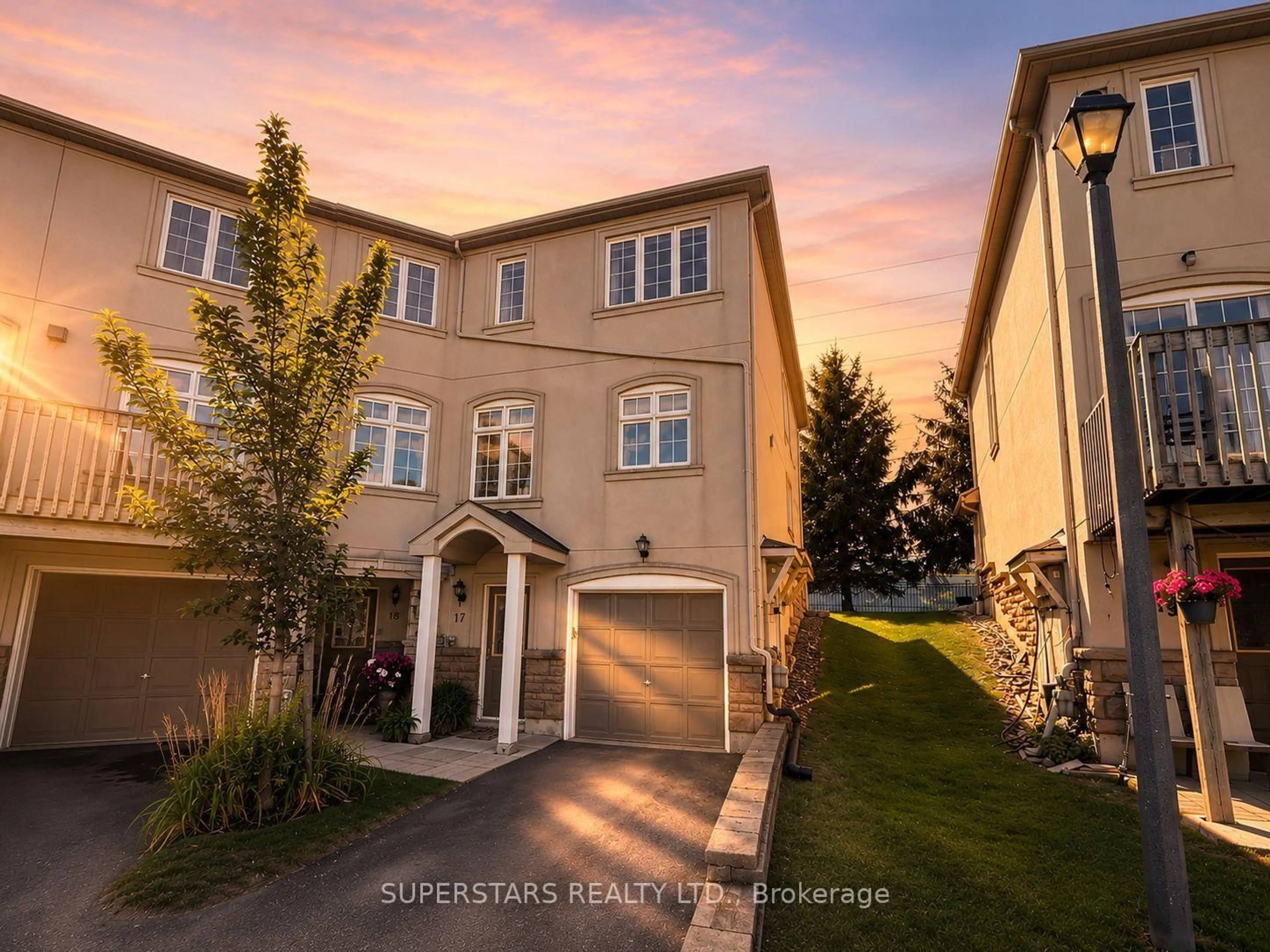 A pic from outside/outdoor area/front of a property/back of a property/a pic from drone, street for 10 Post Oak Dr #18, Richmond Hill Ontario L4E 4H8
