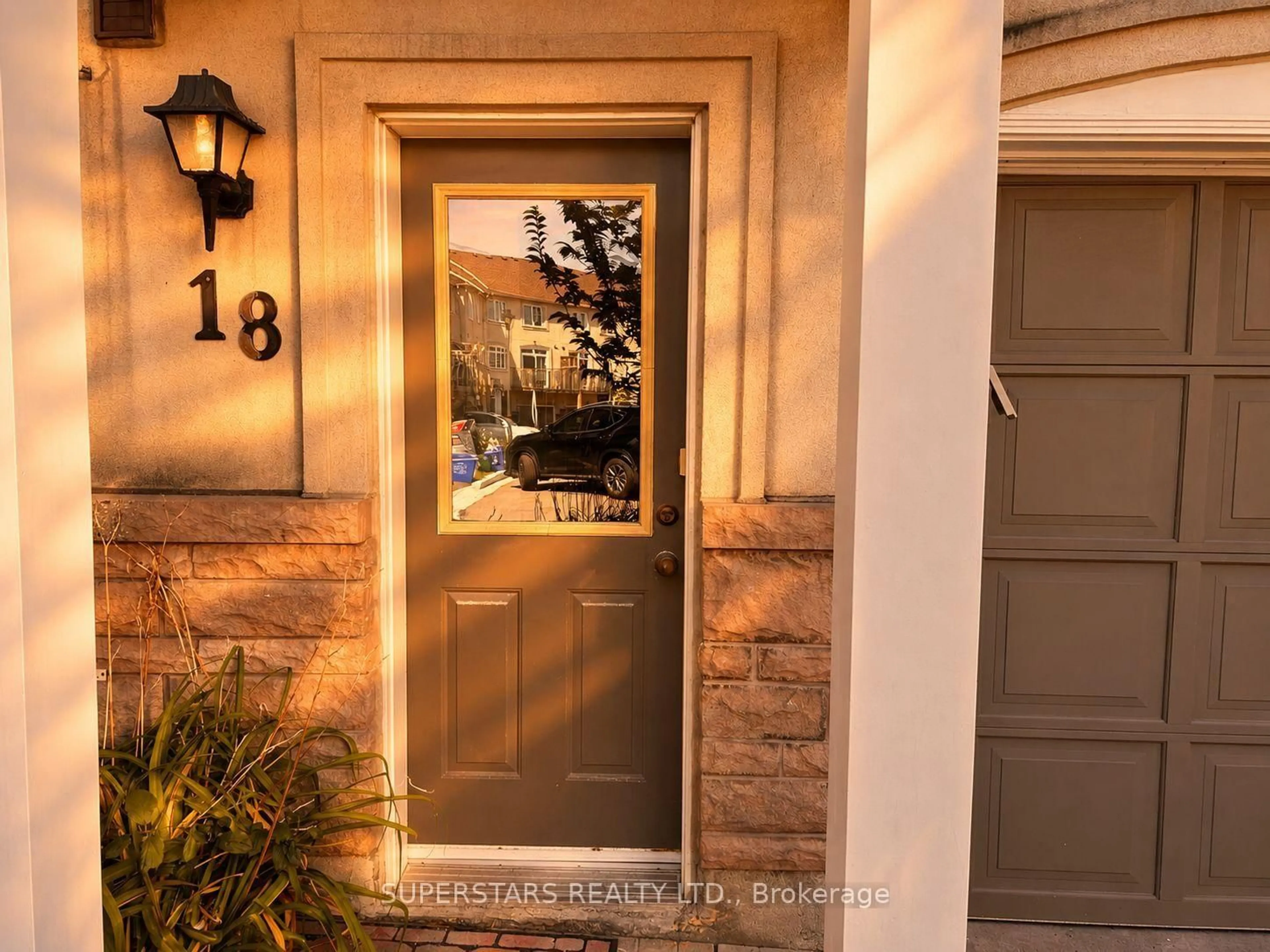 Indoor entryway for 10 Post Oak Dr #18, Richmond Hill Ontario L4E 4H8