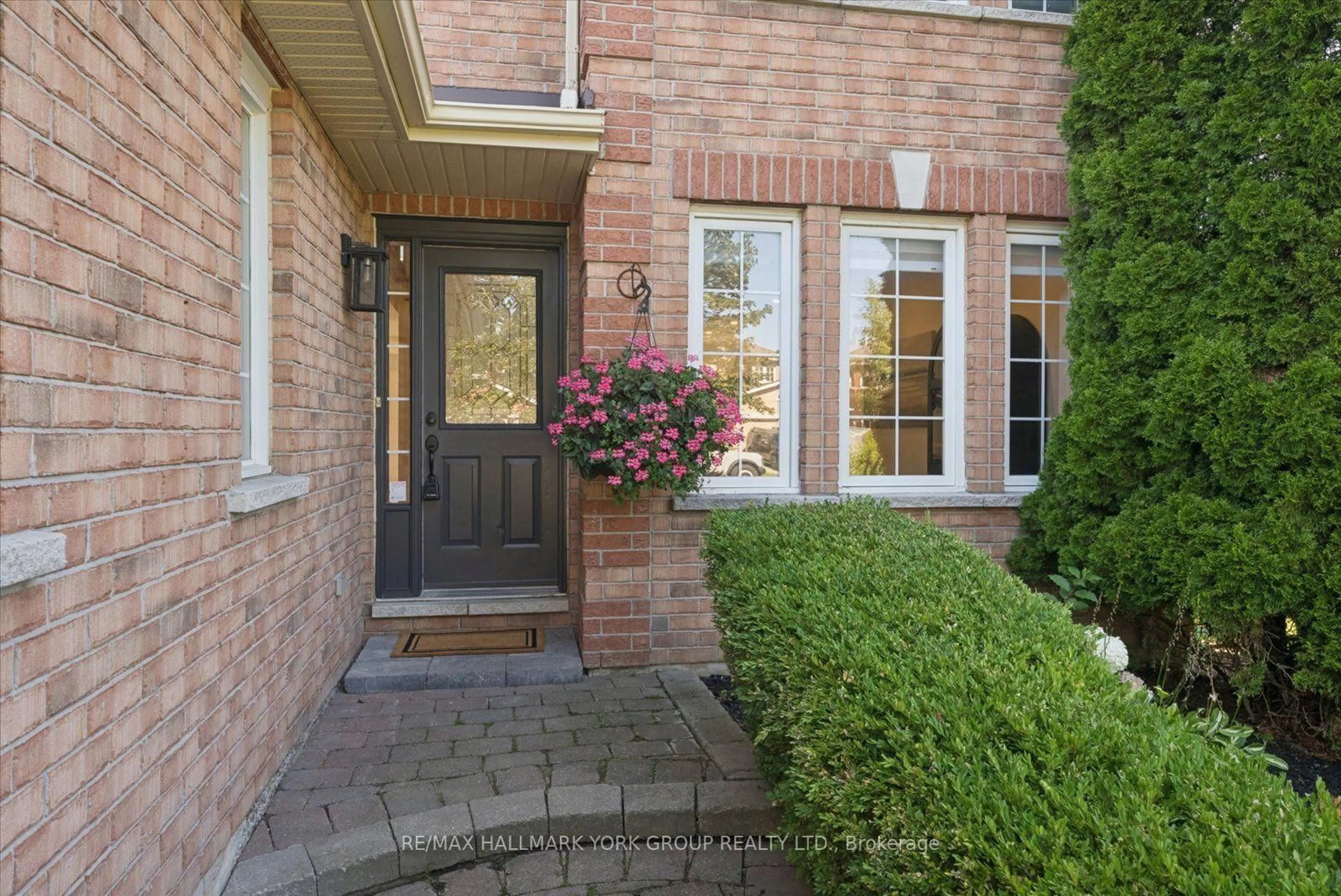 Home with brick exterior material, street for 116 Fairwood Dr, Georgina Ontario L4P 3Y1