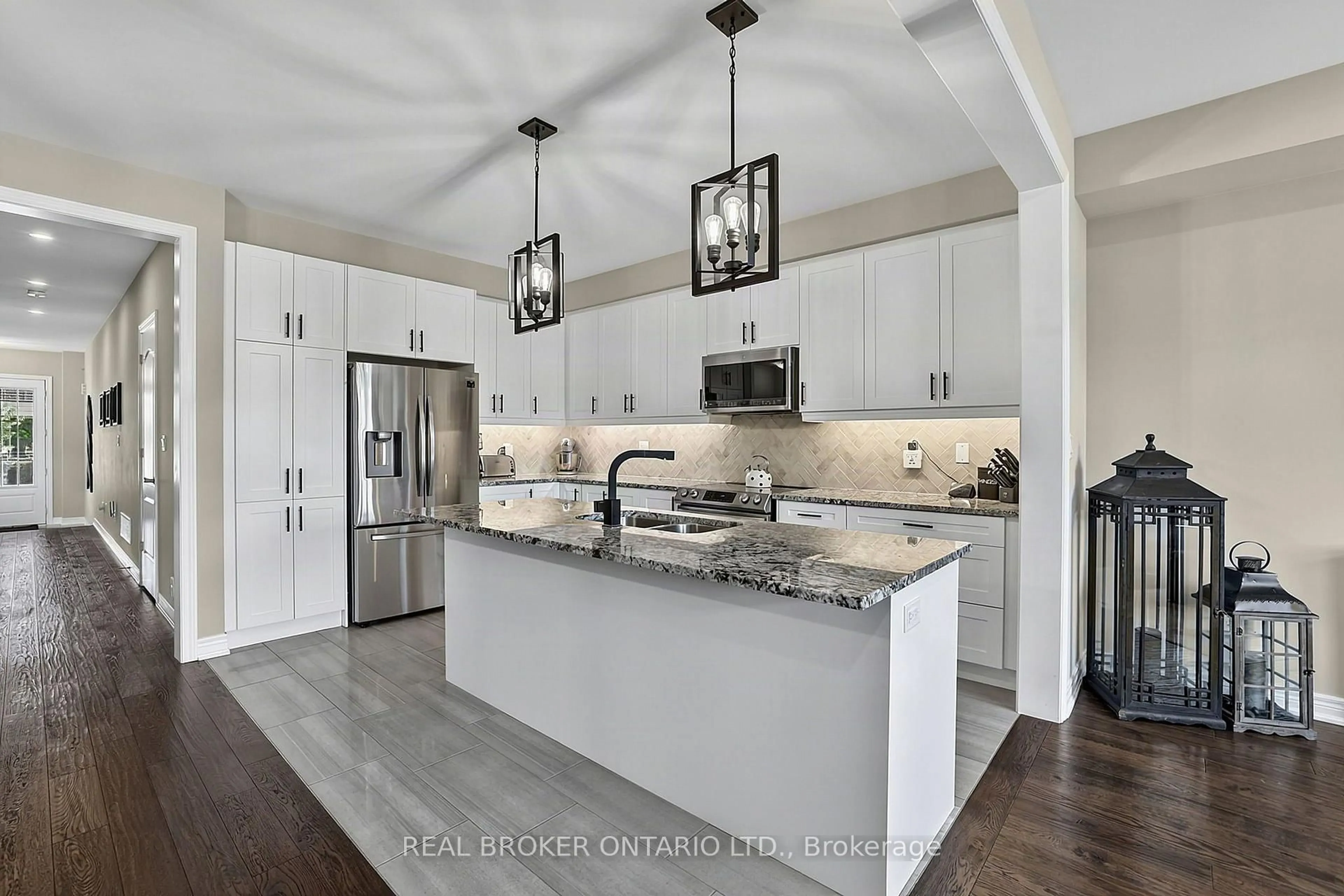 Open concept kitchen, ceramic/tile floor for 313 Silk Twist Dr, East Gwillimbury Ontario L9N 0V4