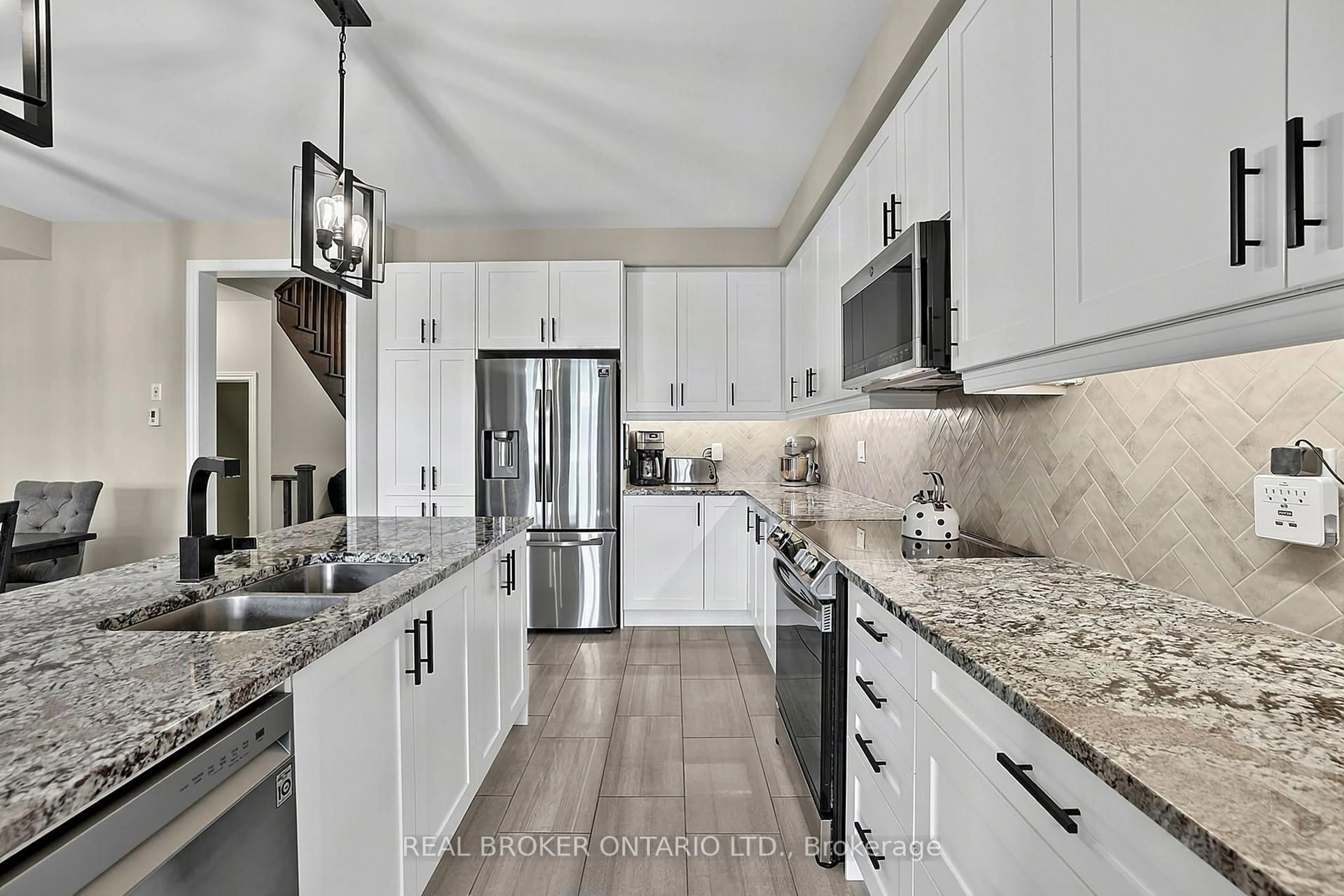 Open concept kitchen, ceramic/tile floor for 313 Silk Twist Dr, East Gwillimbury Ontario L9N 0V4