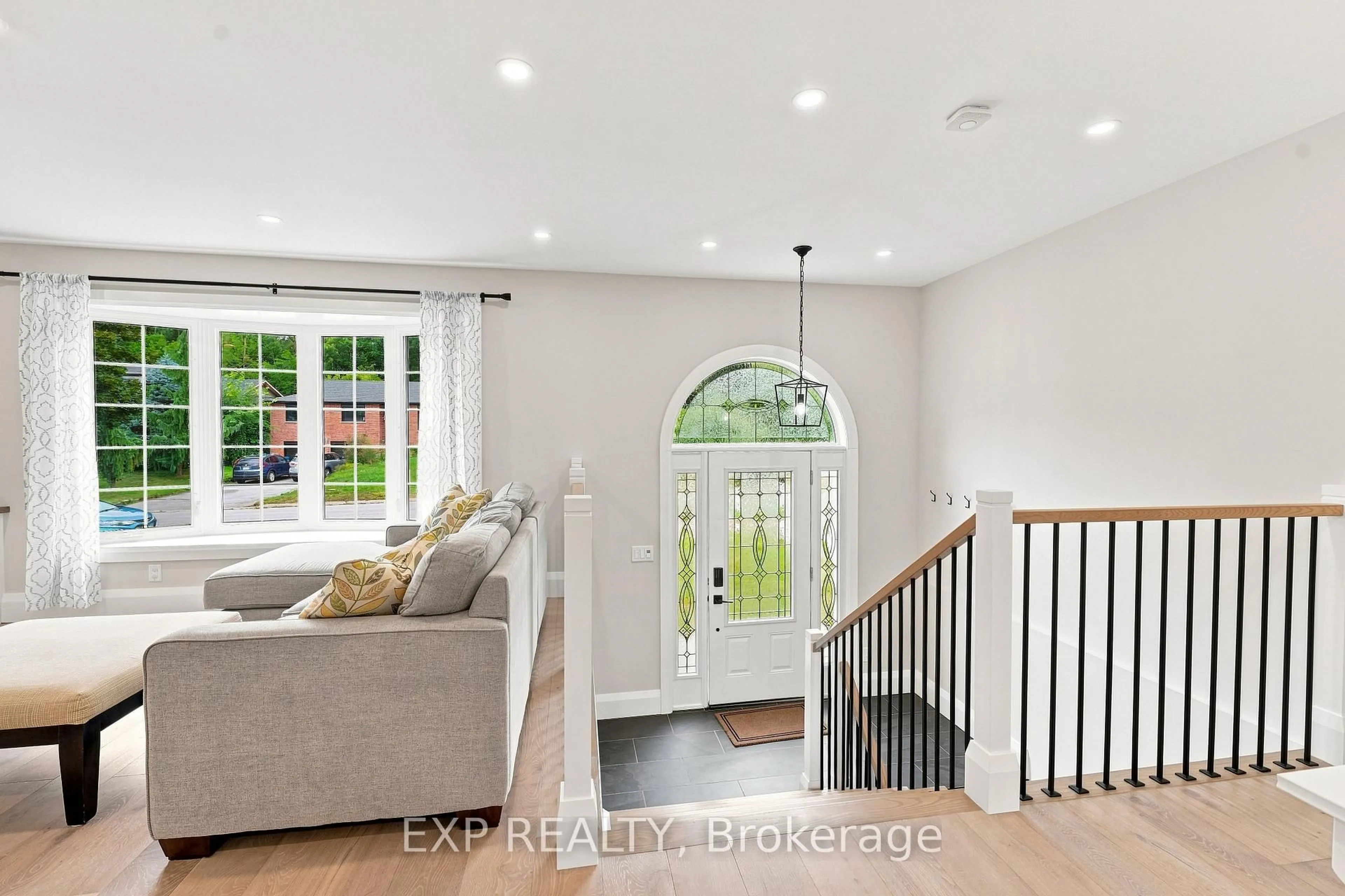 Indoor entryway for 29 Beckett Ave, East Gwillimbury Ontario L9N 1E8