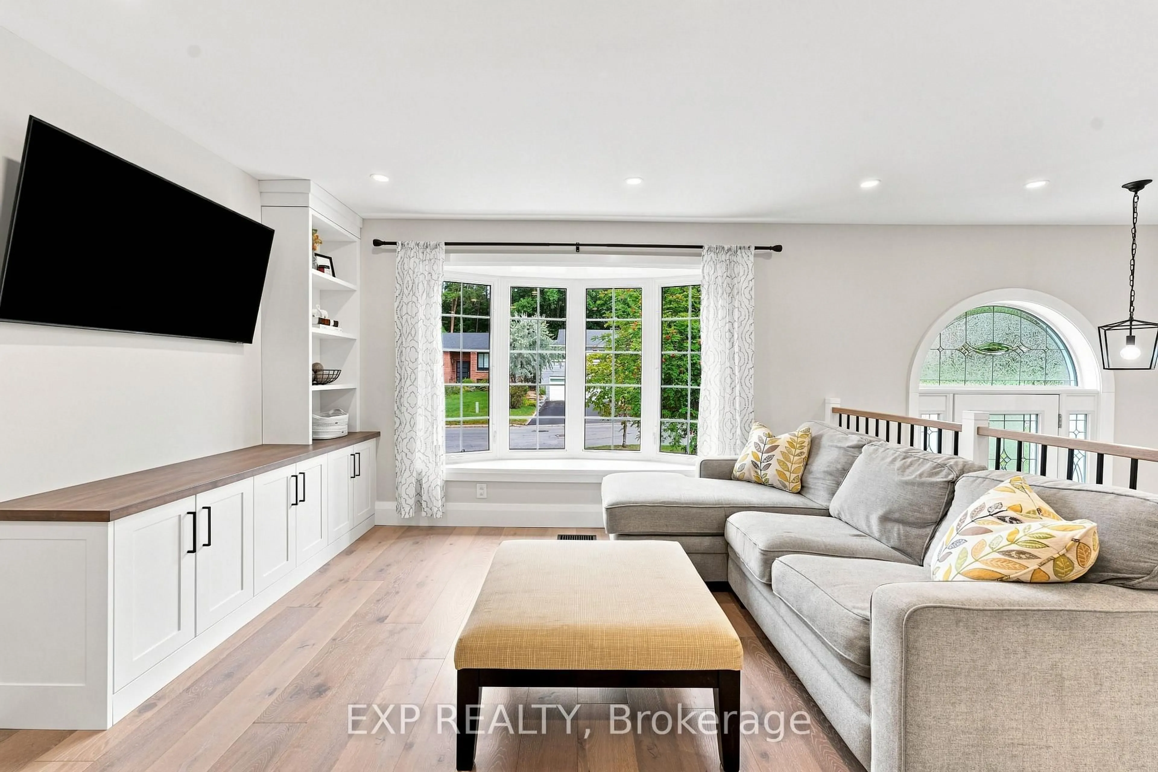 Living room with furniture, unknown for 29 Beckett Ave, East Gwillimbury Ontario L9N 1E8