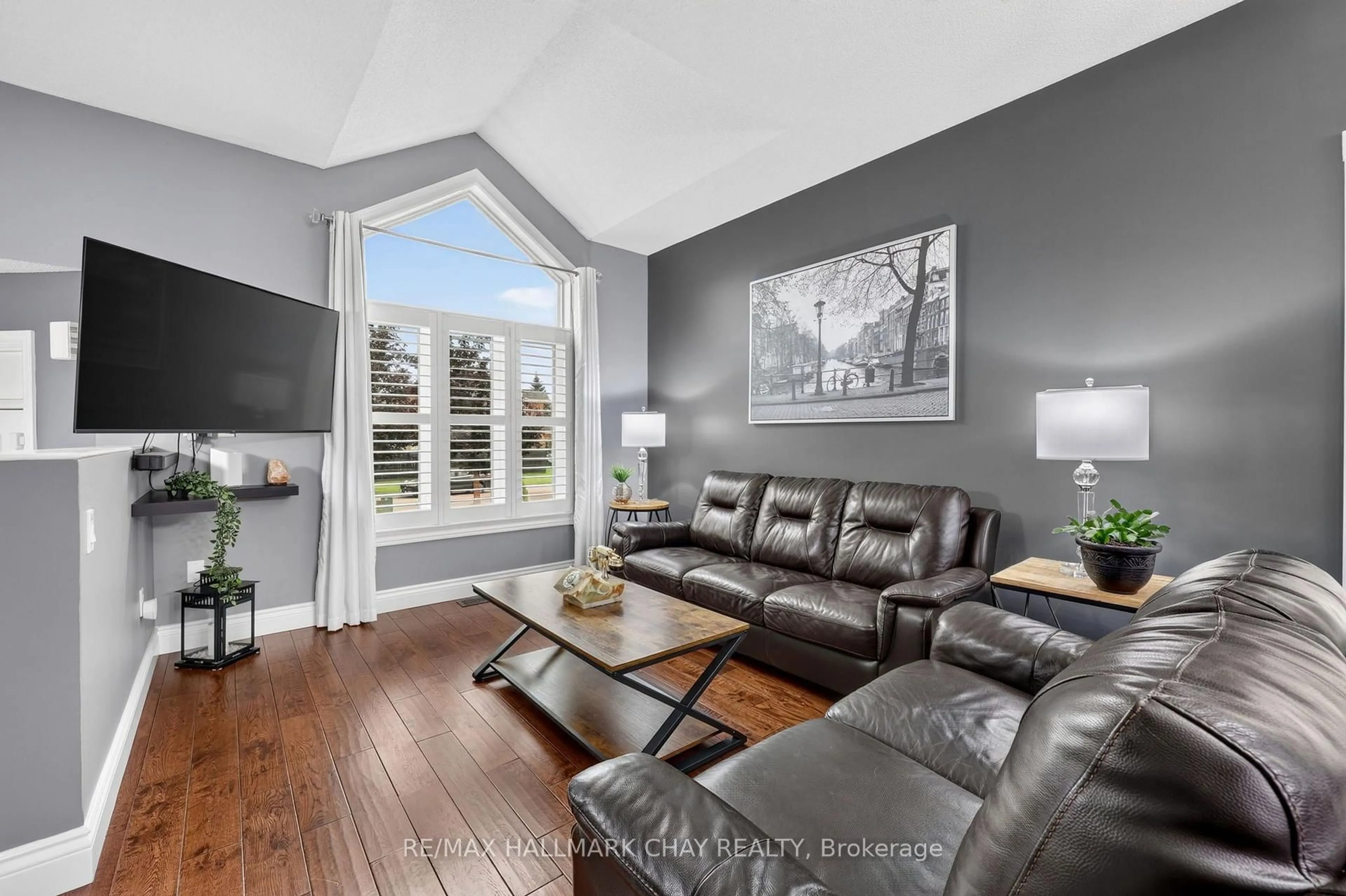 Living room with furniture, unknown for 1925 Emerald Crt, Innisfil Ontario L9S 2A4