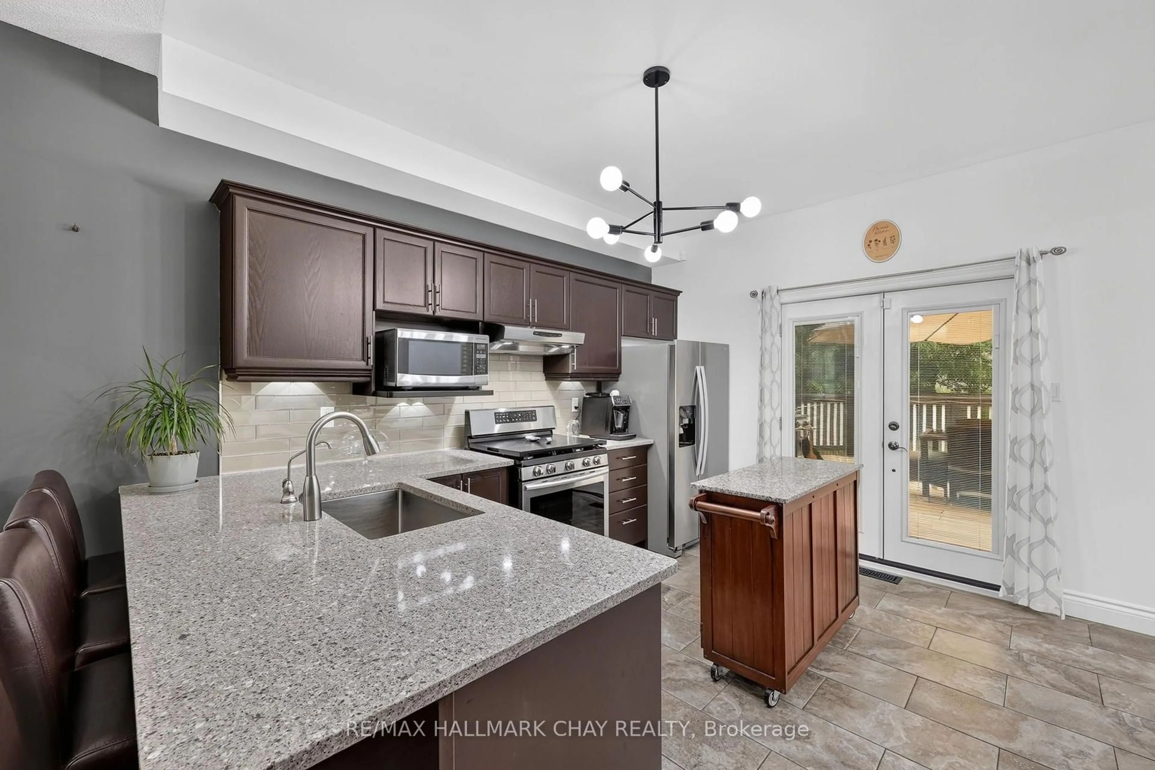 Open concept kitchen, ceramic/tile floor for 1925 Emerald Crt, Innisfil Ontario L9S 2A4