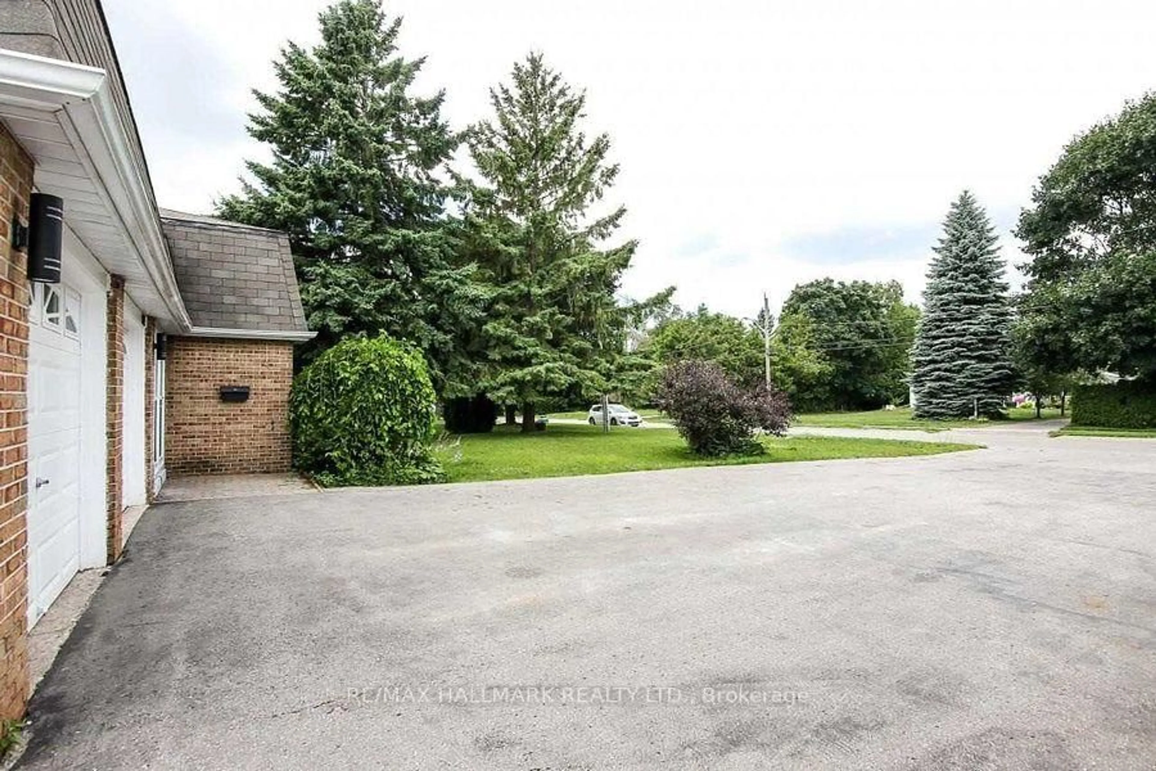 A pic from outside/outdoor area/front of a property/back of a property/a pic from drone, unknown for 1022 Janette St, Newmarket Ontario L3Y 3C5