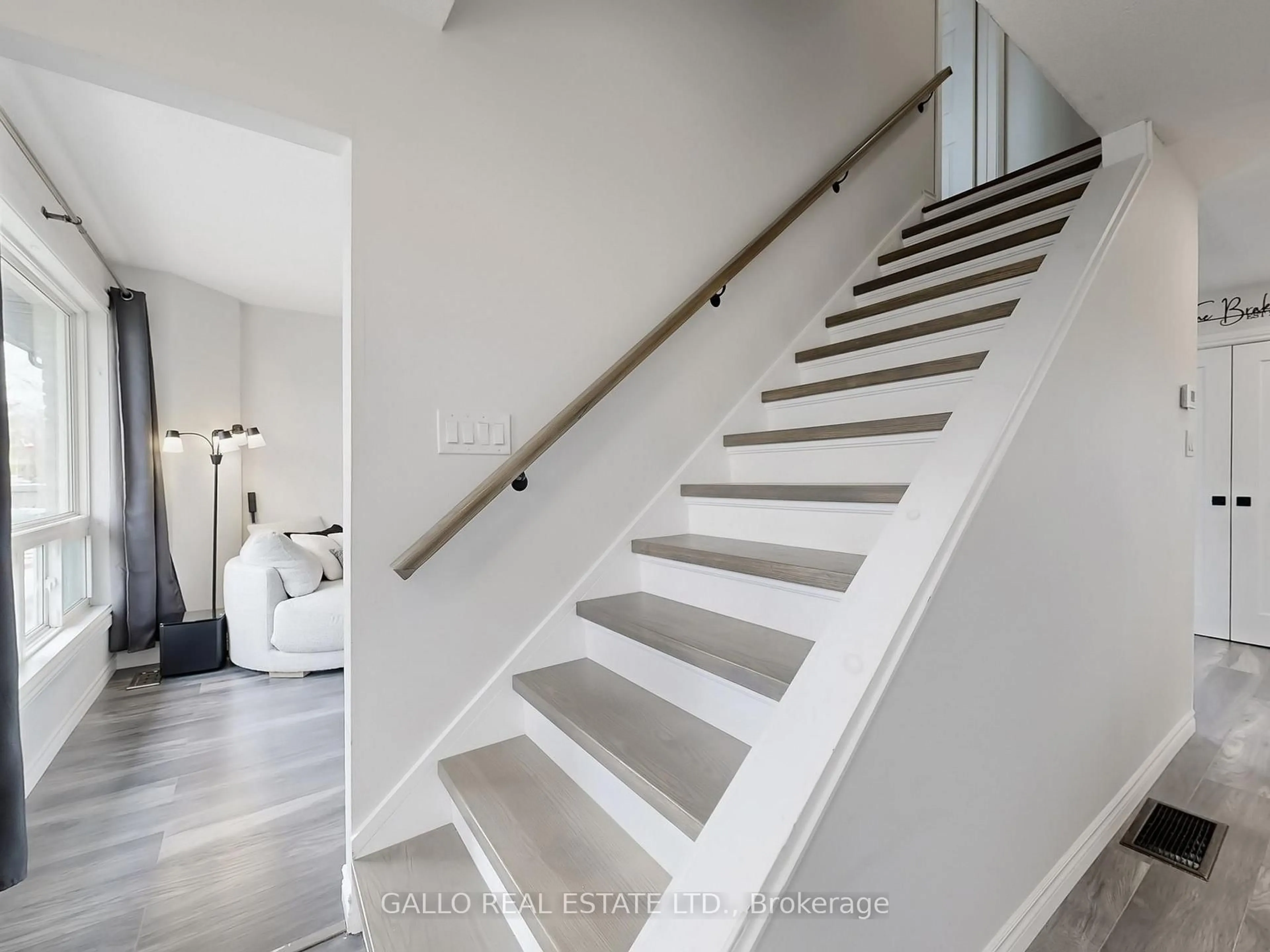 Stairs for 630 Highland Cres, Brock Ontario L0K 1A0