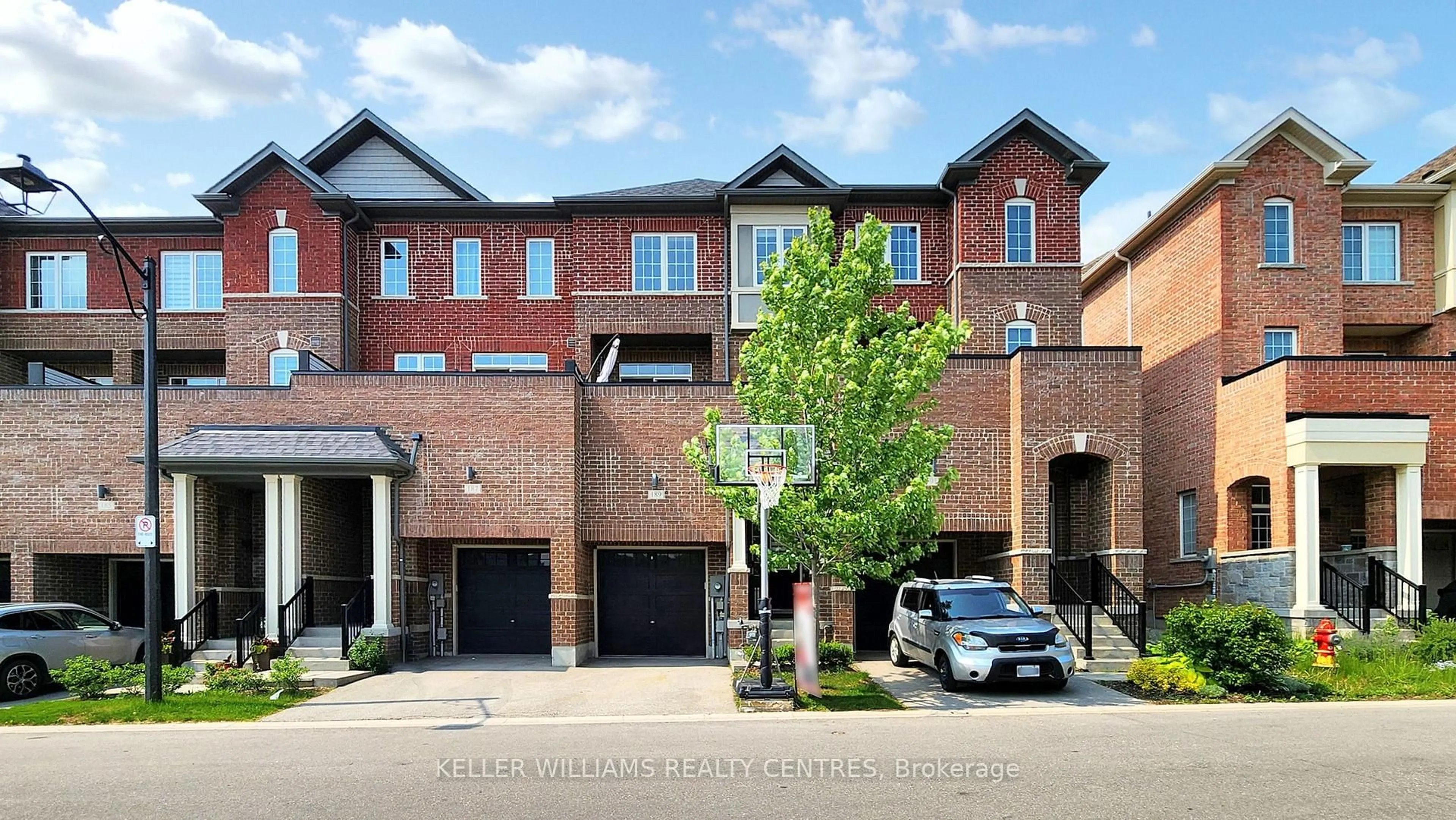 Home with brick exterior material, unknown for 189 Harding Park St, Newmarket Ontario L3Y 0E3