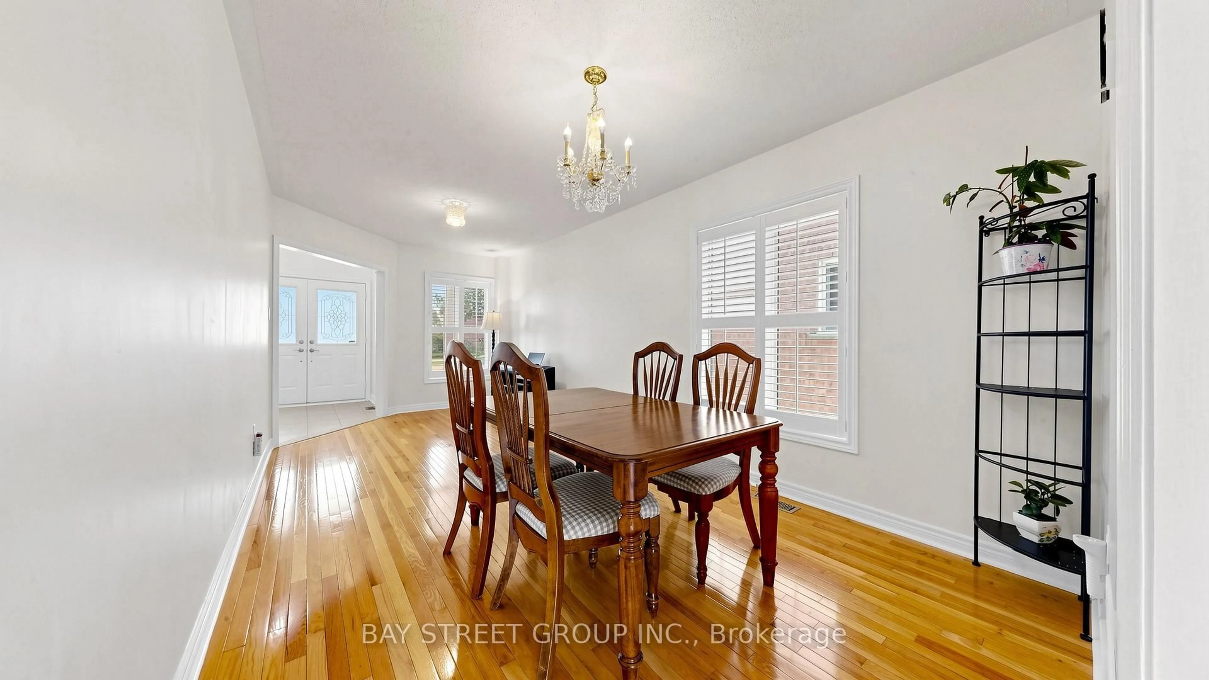 Dining room, wood/laminate floor for 37 Bayswater Ave, Richmond Hill Ontario L4E 4E5