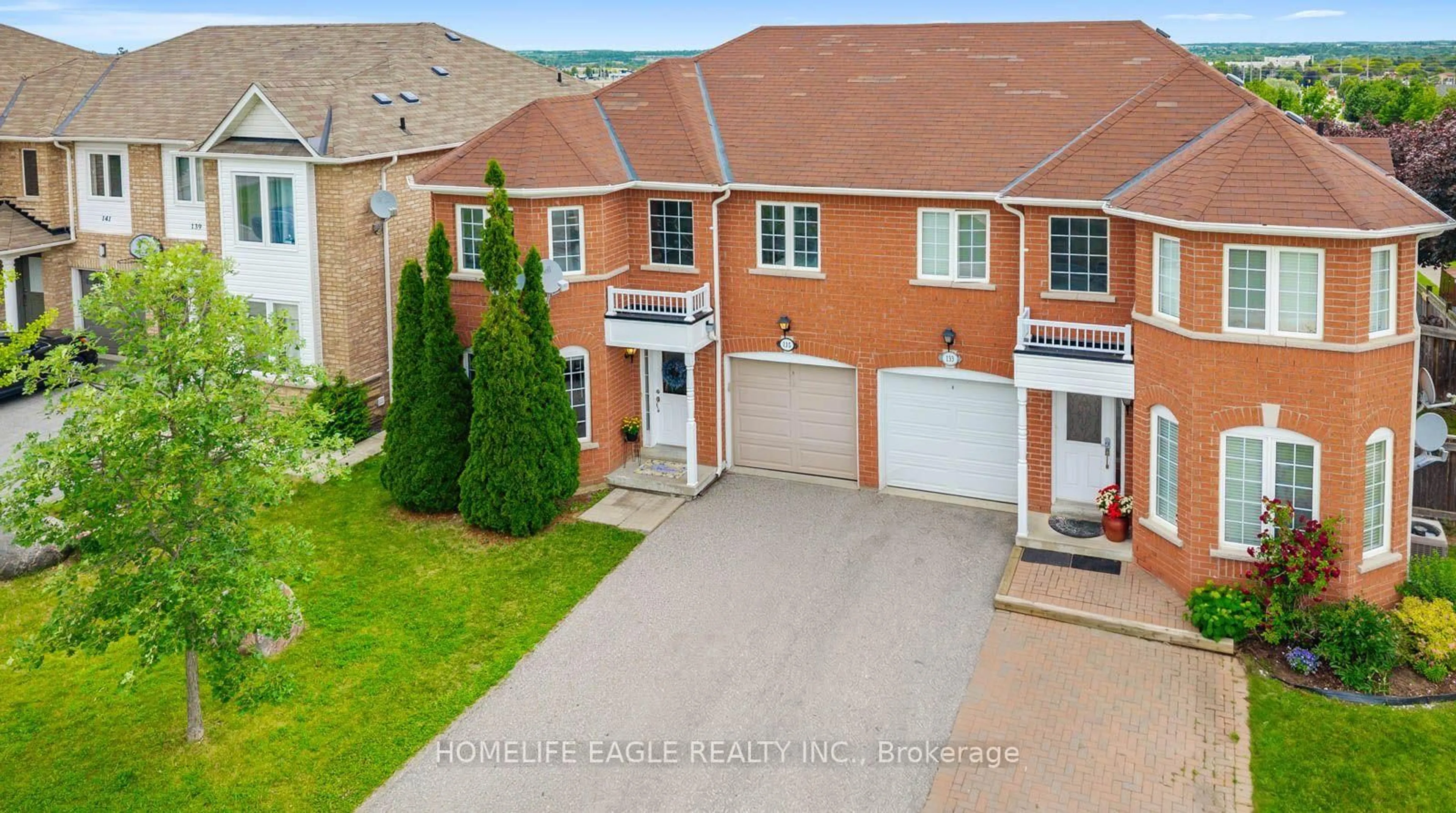 A pic from outside/outdoor area/front of a property/back of a property/a pic from drone, street for 135 Wainscot Ave, Newmarket Ontario L3X 2X6