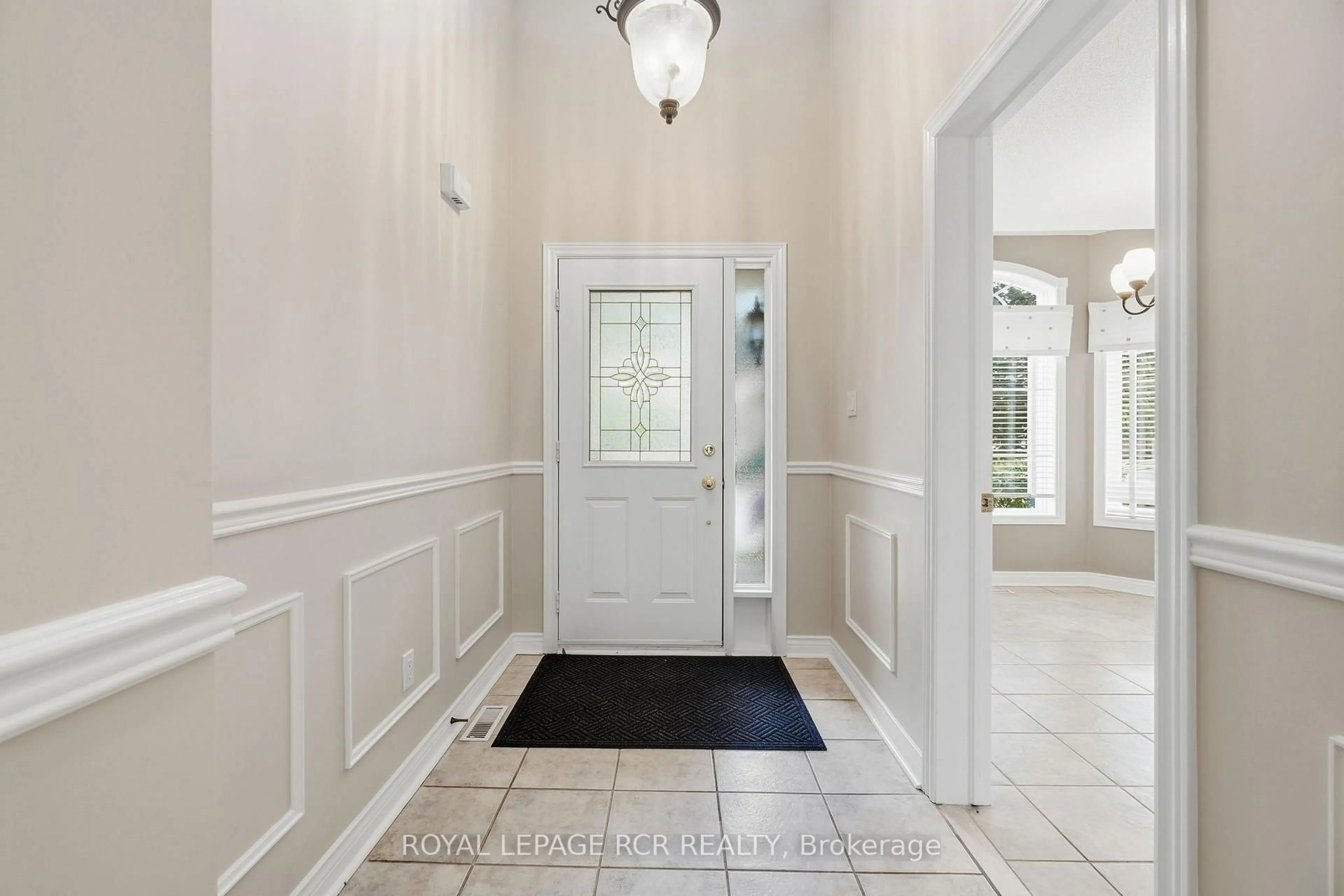 Indoor entryway for 46 Sunset Blvd #2, New Tecumseth Ontario L9R 1Z5