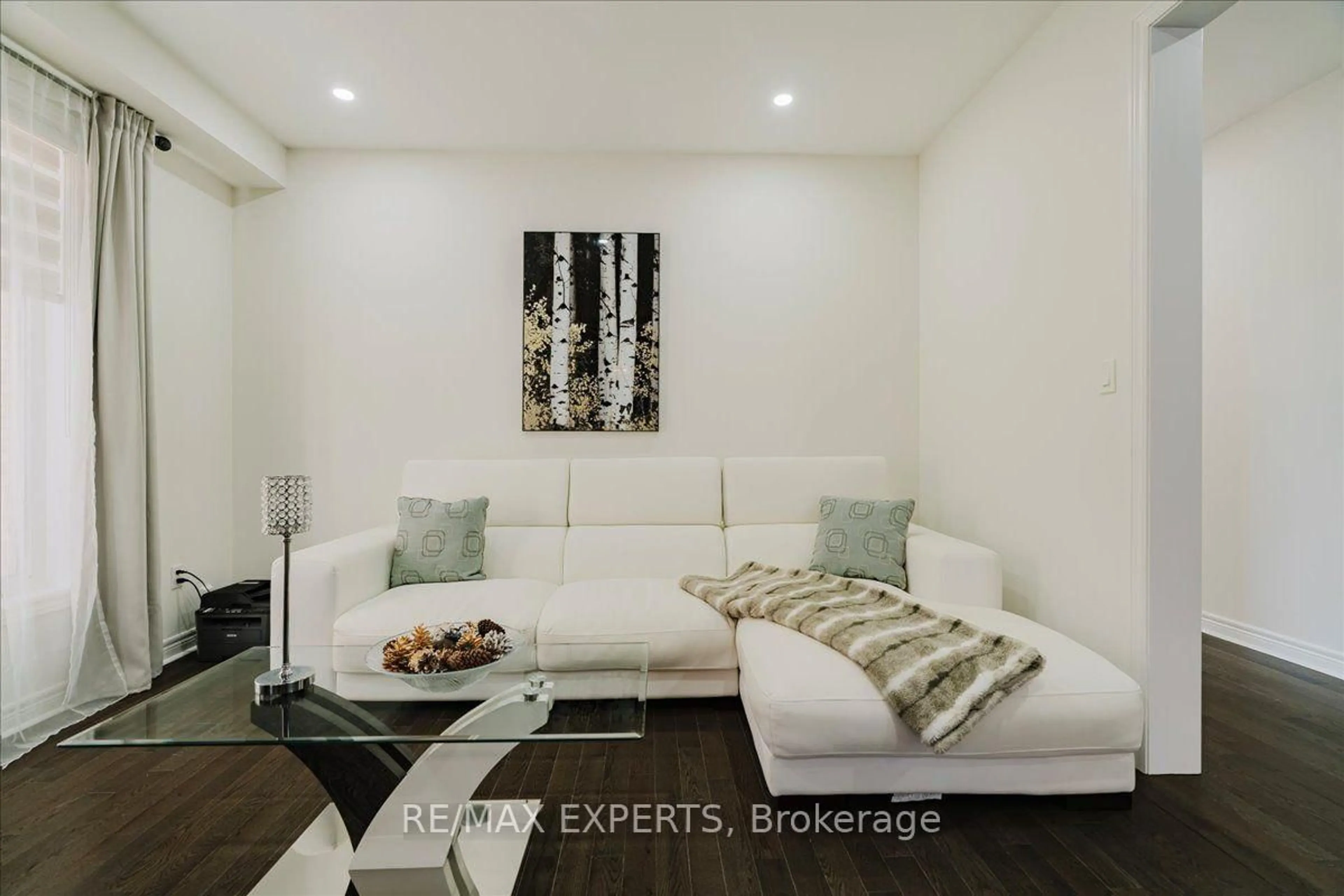 Living room with furniture, unknown for 43 Lewis Ave, Bradford West Gwillimbury Ontario L3Z 0X2