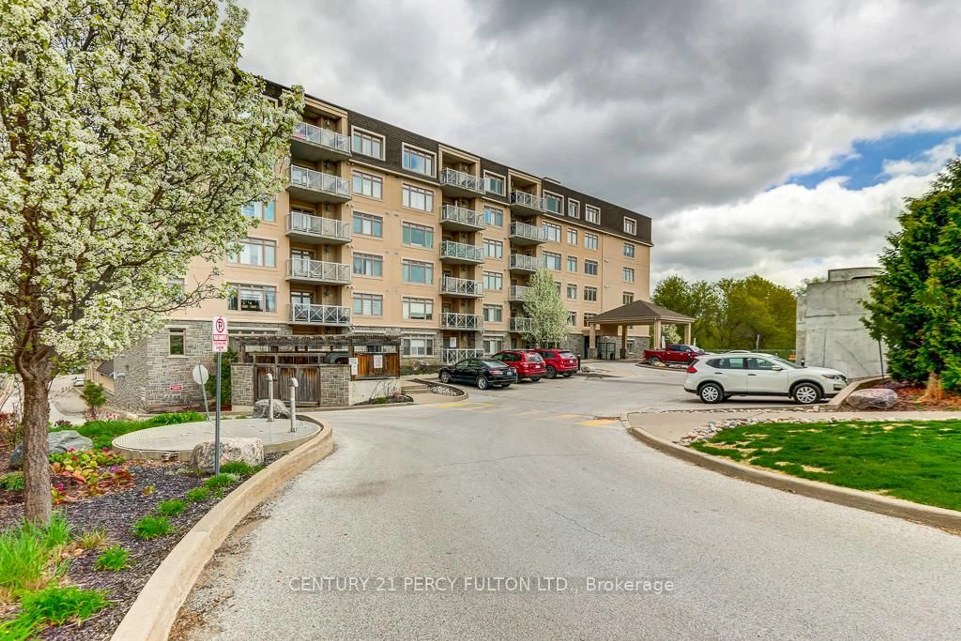 A pic from outside/outdoor area/front of a property/back of a property/a pic from drone, unknown for 149 Church St #304, King Ontario L0G 1T0