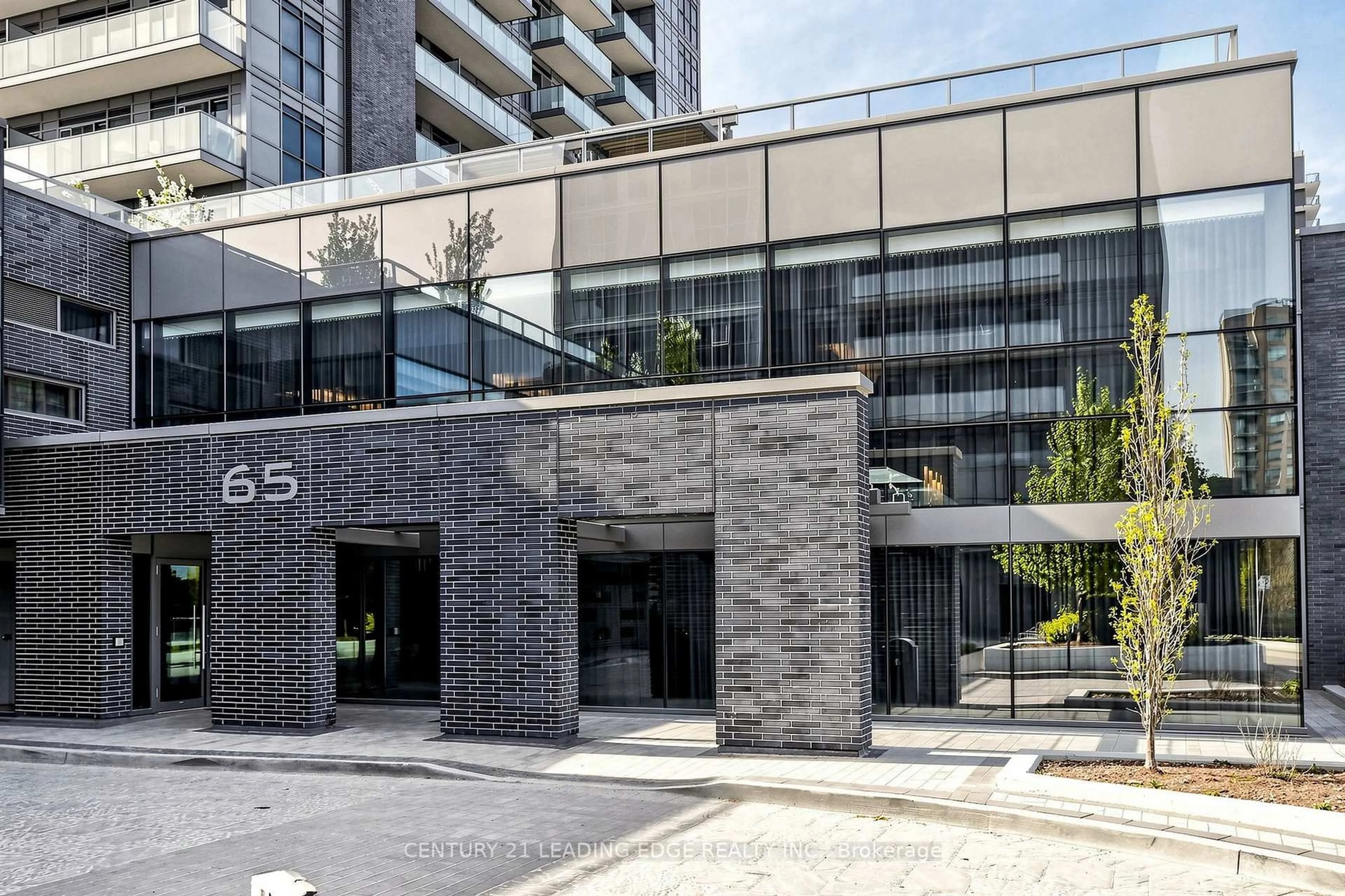 Indoor foyer for 65 Oneida Cres #801, Richmond Hill Ontario L4B 0G9