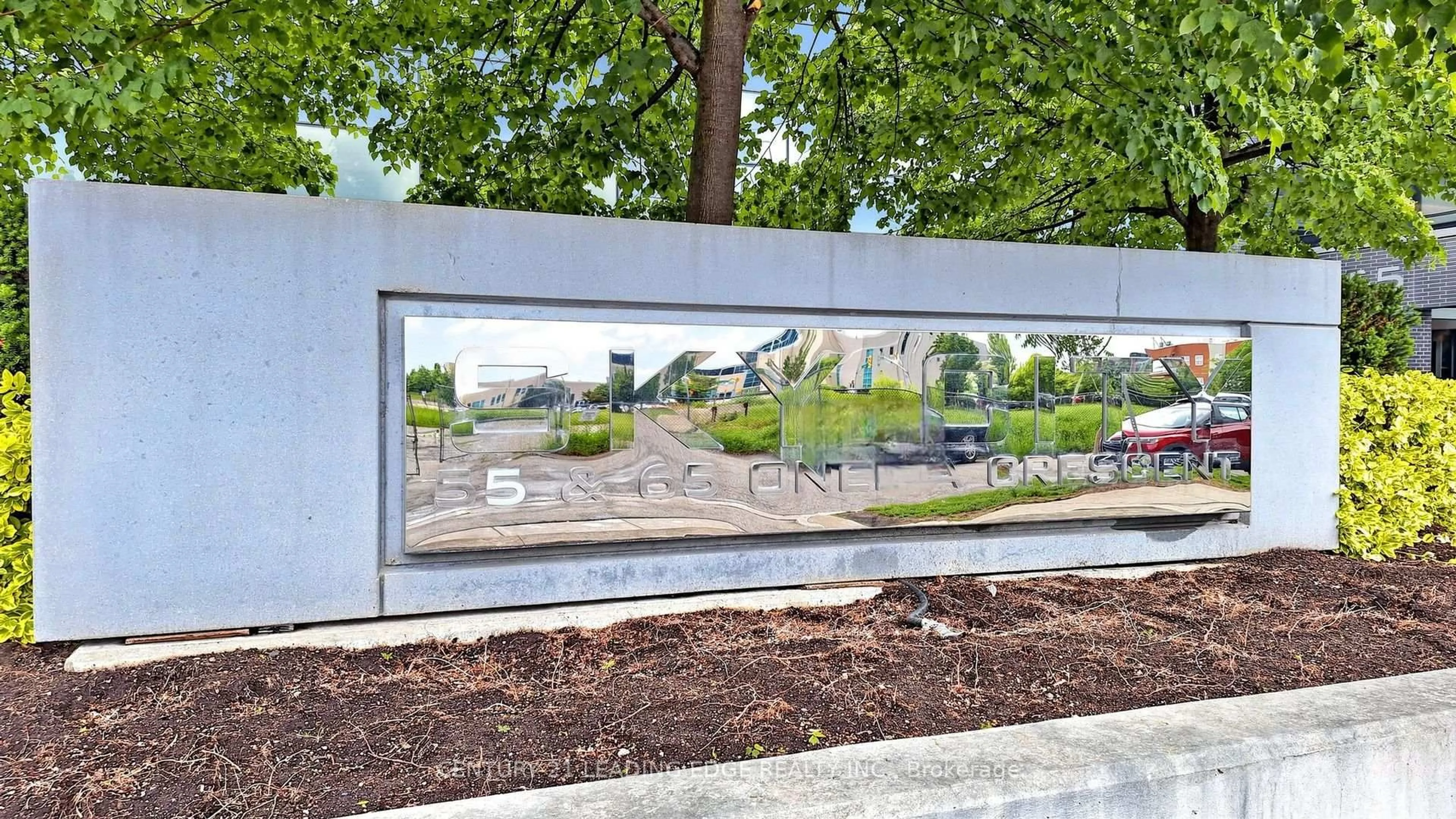 Indoor foyer for 65 Oneida Cres #801, Richmond Hill Ontario L4B 0G9