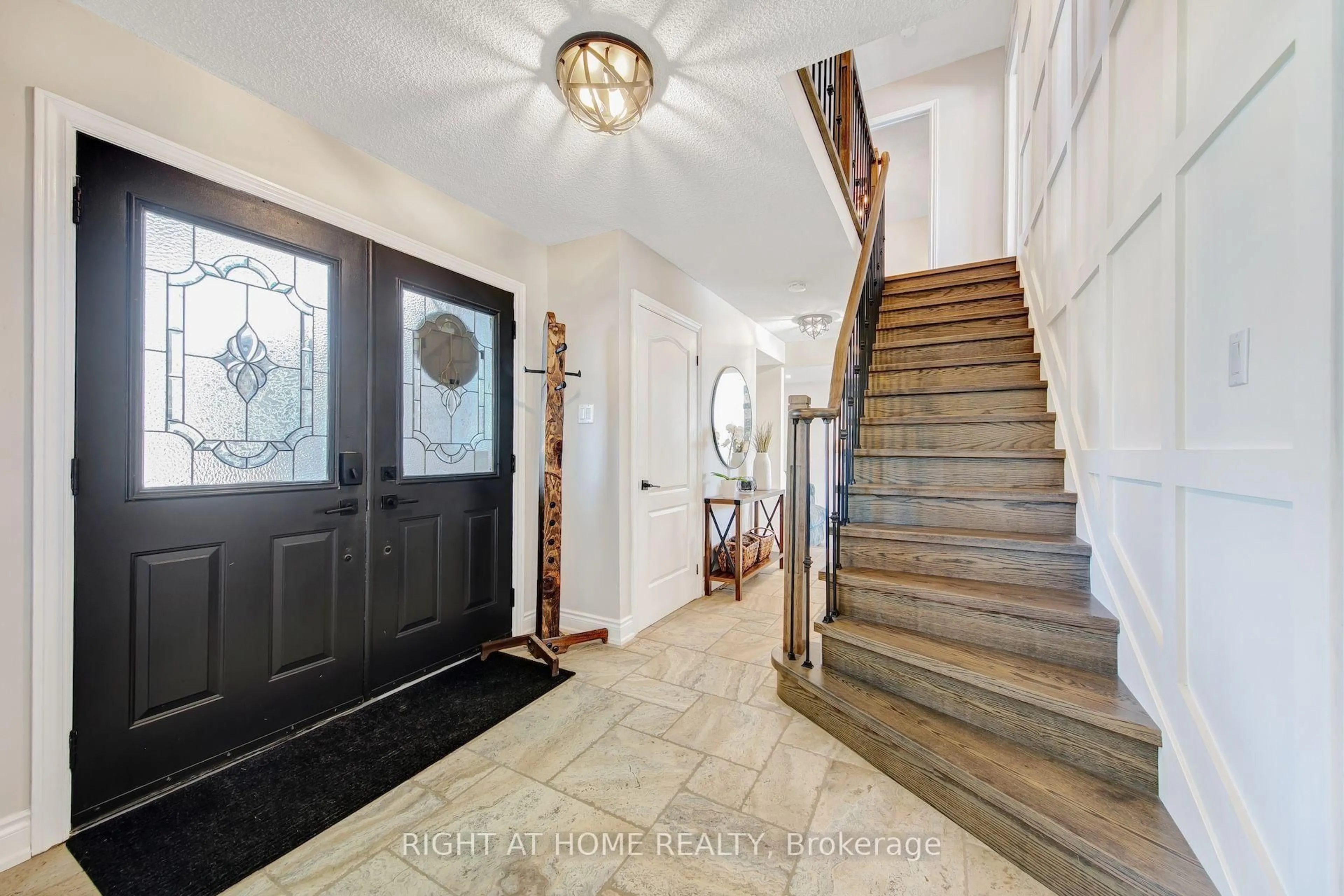 Indoor entryway for 71 South Balsam St, Uxbridge Ontario L9P 1G6
