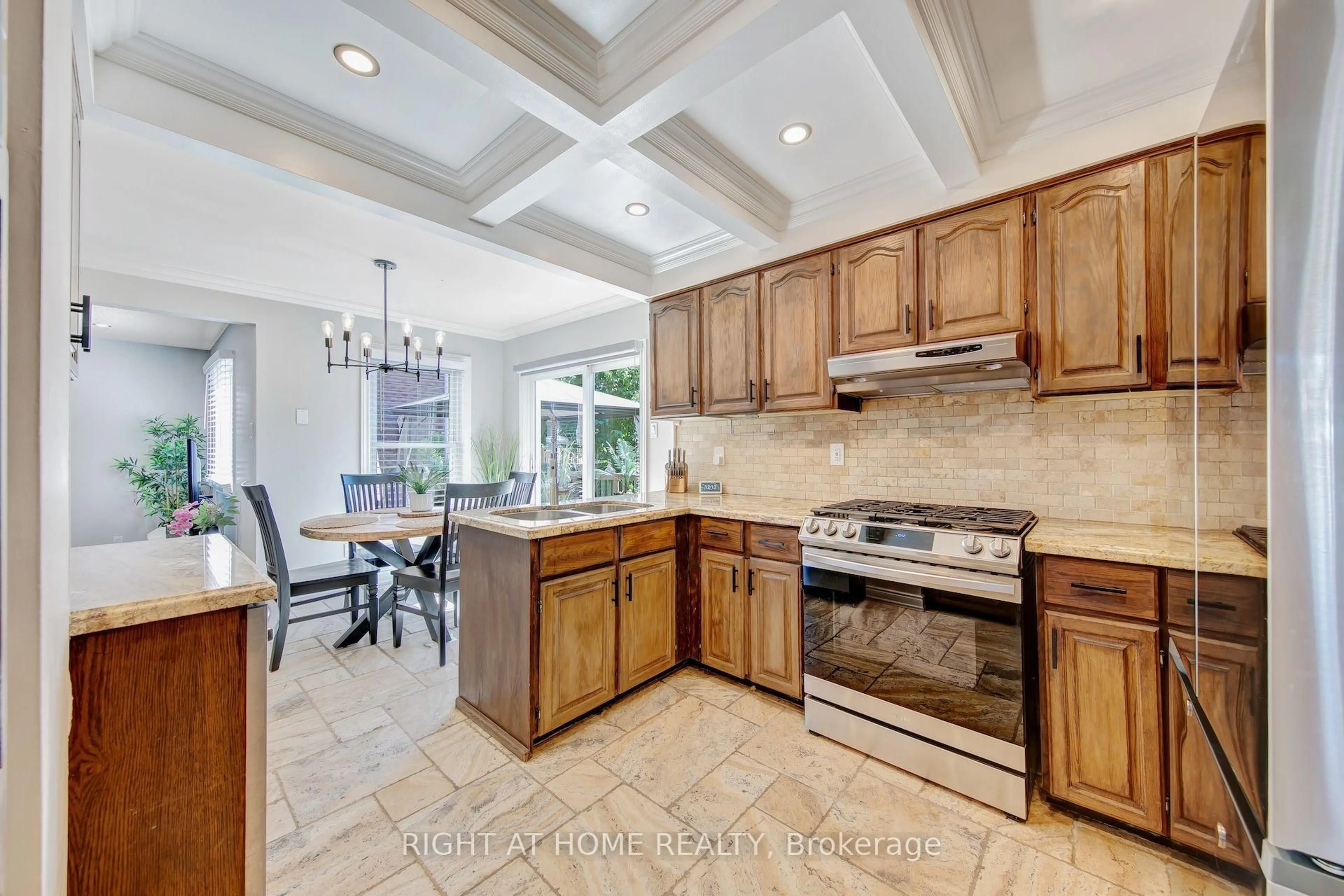 Open concept kitchen, ceramic/tile floor for 71 South Balsam St, Uxbridge Ontario L9P 1G6