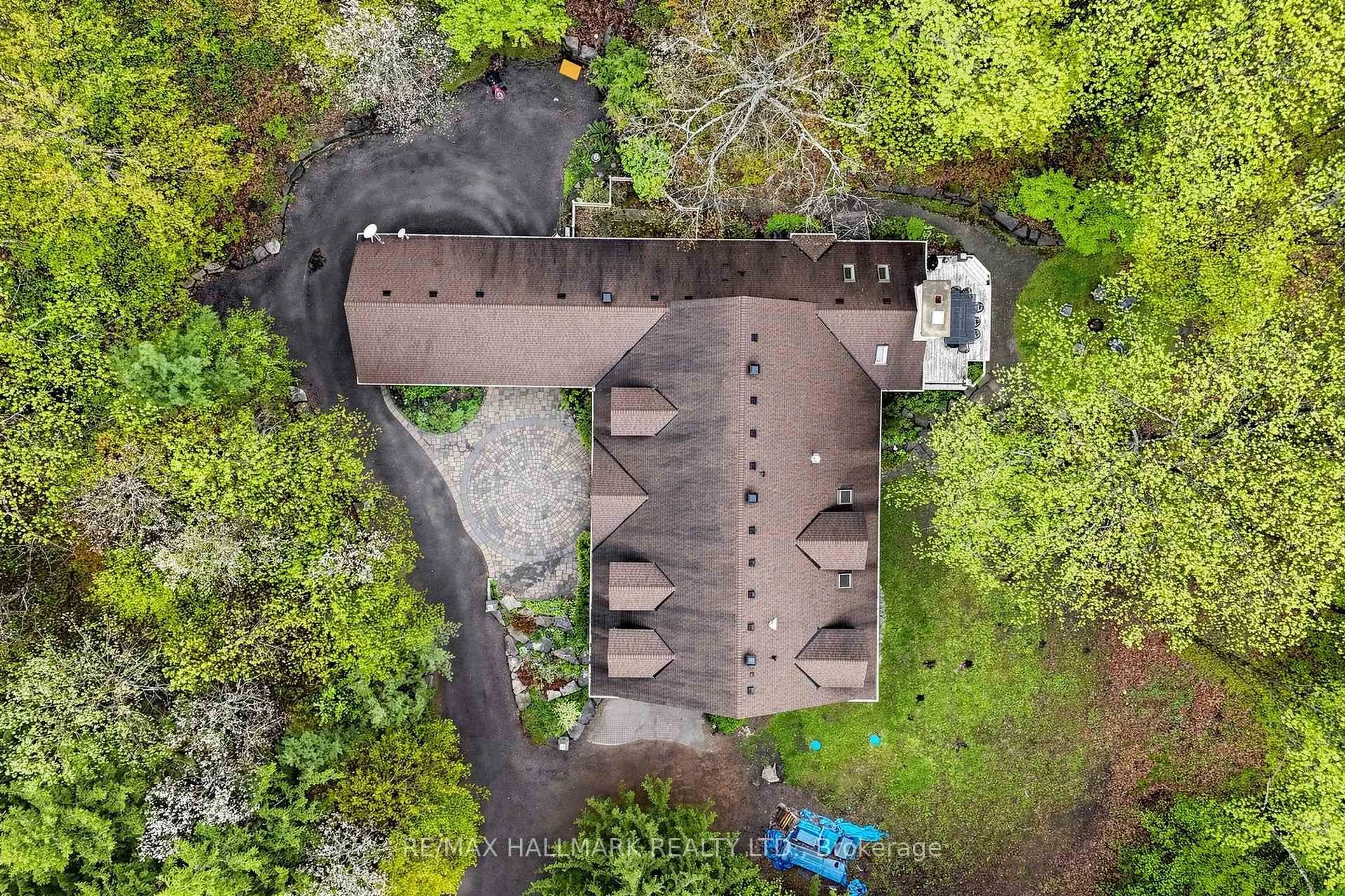 A pic from outside/outdoor area/front of a property/back of a property/a pic from drone, unknown for 95 Fog Rd, King Ontario L7B 1A3
