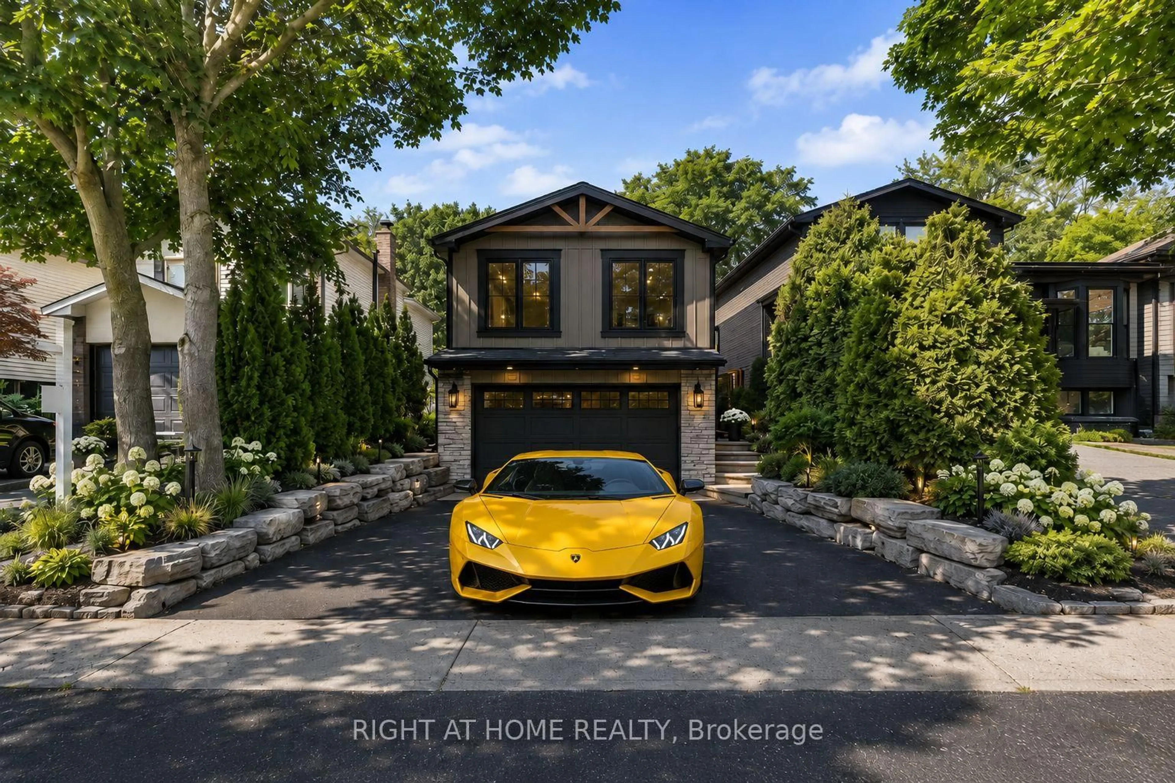 Indoor garage for 168 Springhead Gdns, Richmond Hill Ontario L4C 5C6