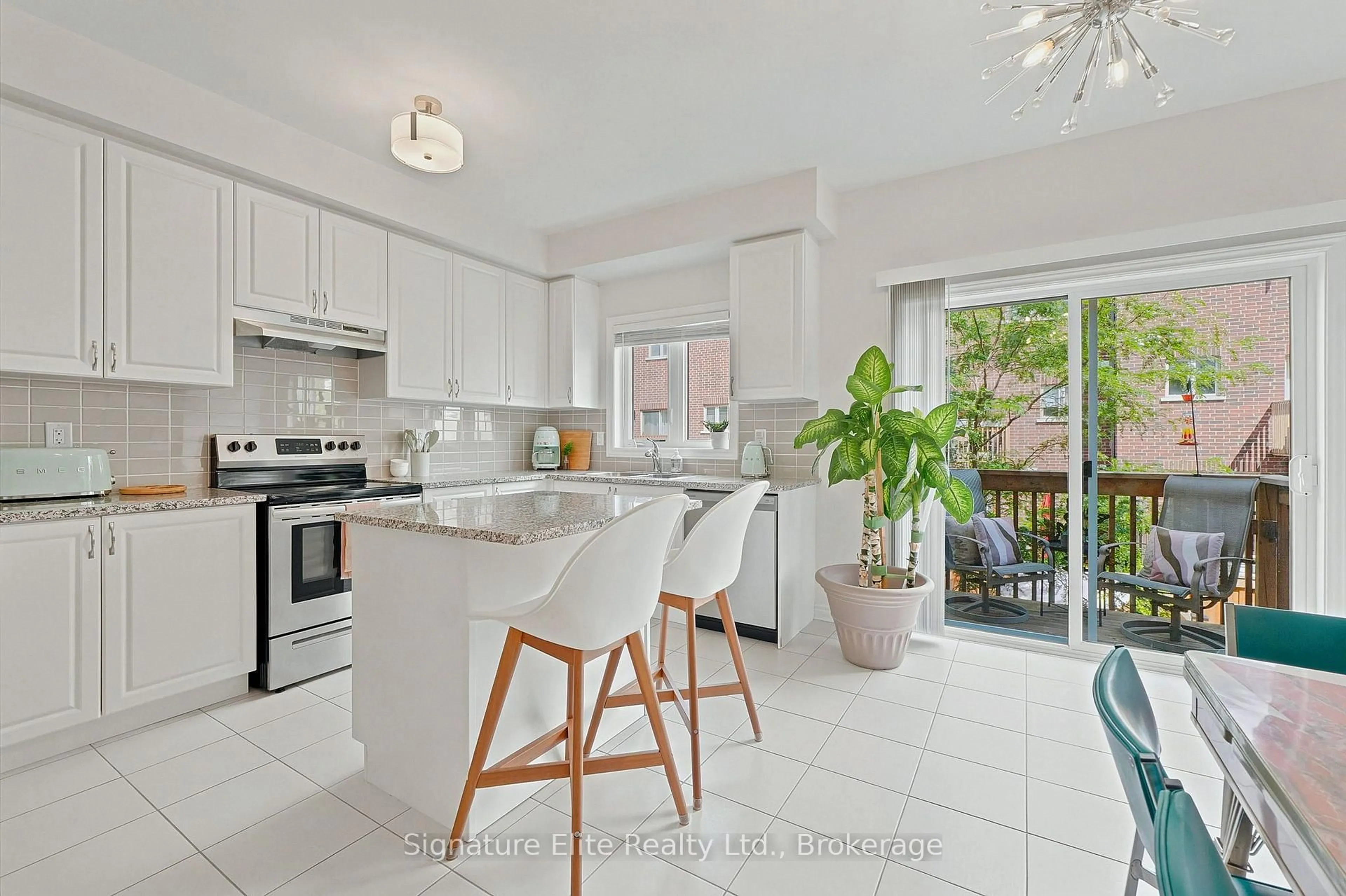 Open concept kitchen, ceramic/tile floor for 114 Gordon Circ, Newmarket Ontario L3Y 0C9