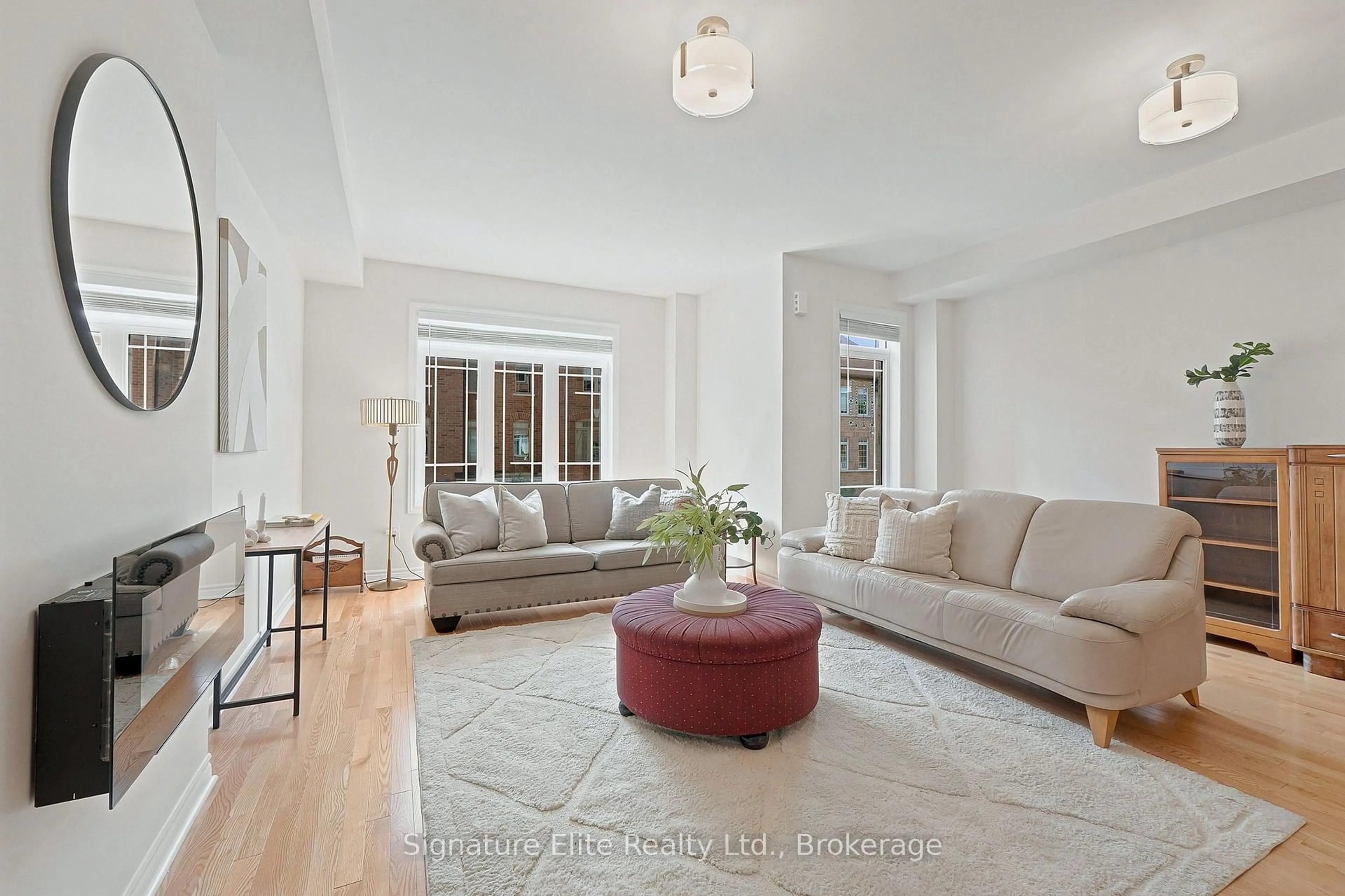 Living room with furniture, unknown for 114 Gordon Circ, Newmarket Ontario L3Y 0C9