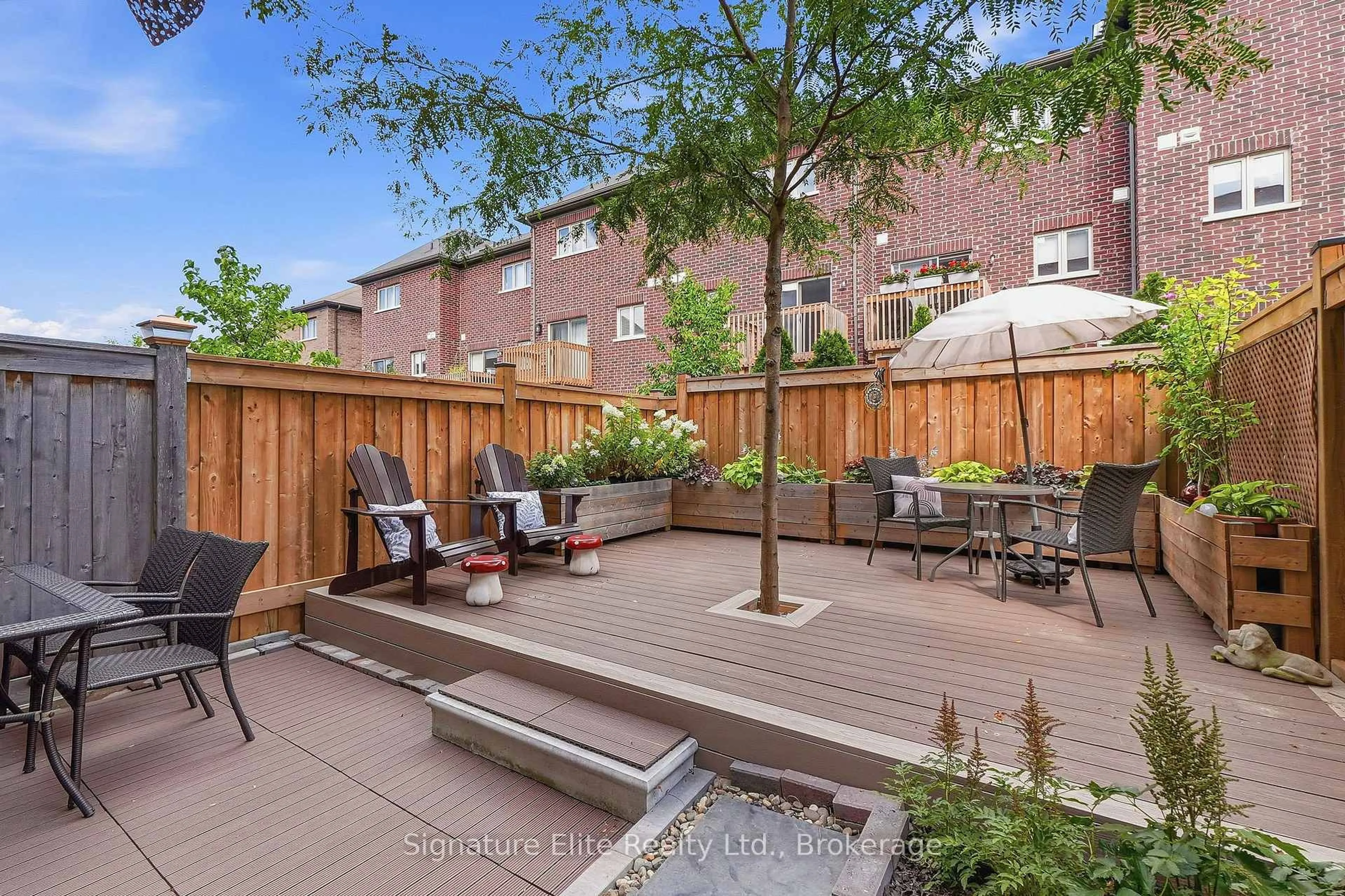 Patio, street for 114 Gordon Circ, Newmarket Ontario L3Y 0C9