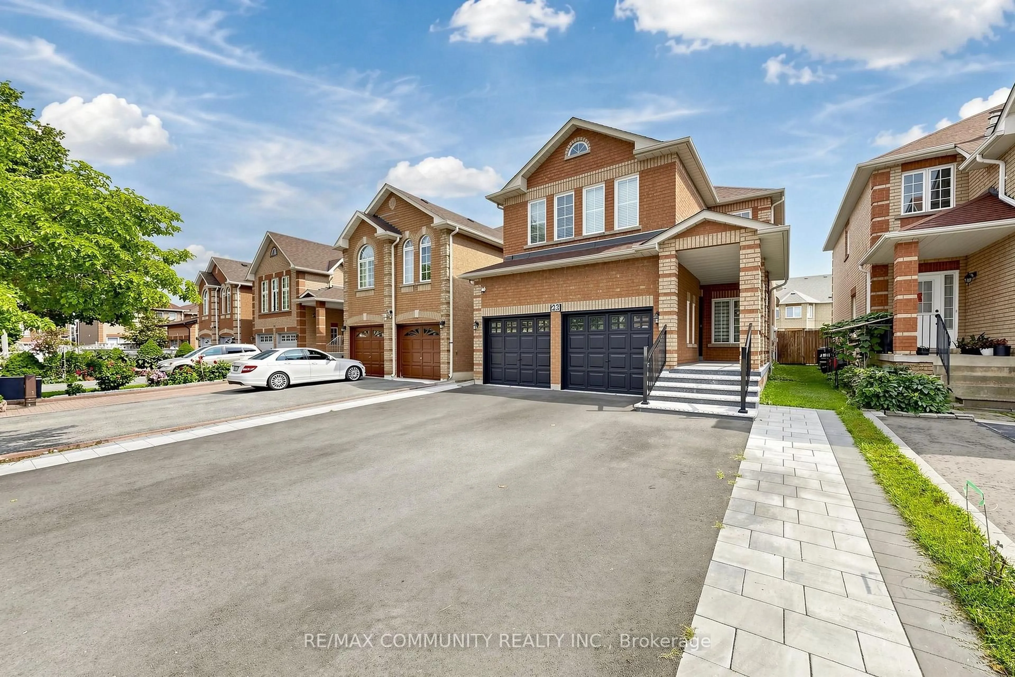 A pic from outside/outdoor area/front of a property/back of a property/a pic from drone, street for 23 Constantia St, Markham Ontario L3S 4H6