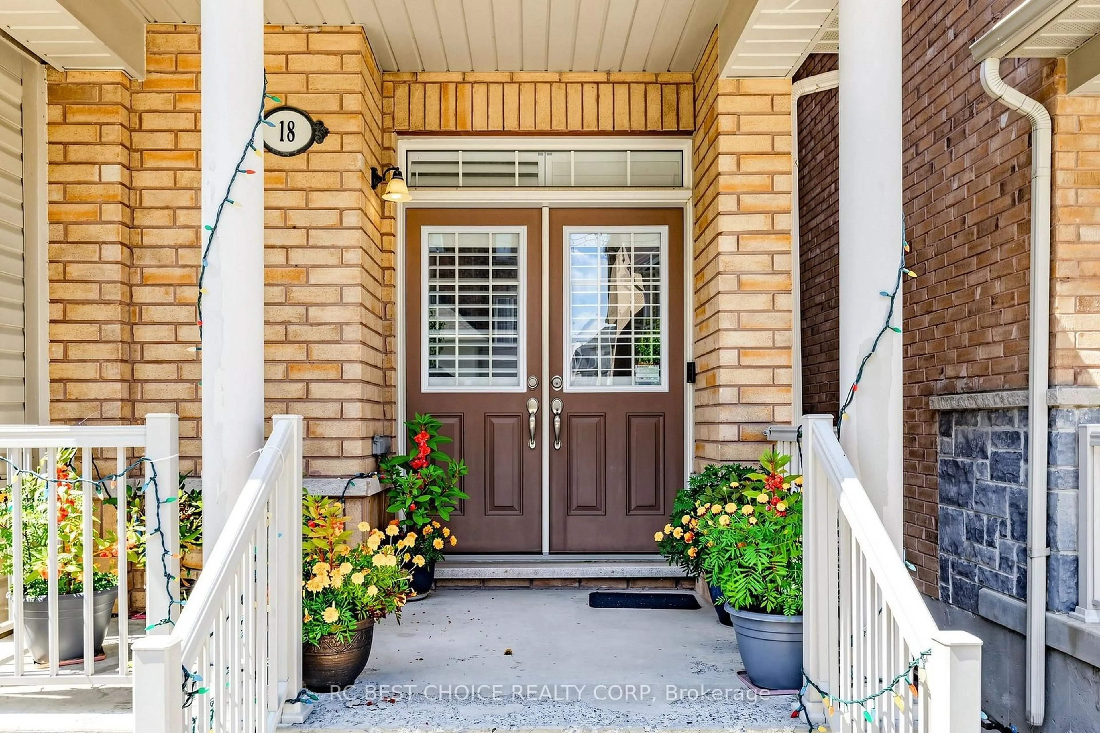 Indoor entryway for 18 Chauncey Crt, Markham Ontario L6B 1H1