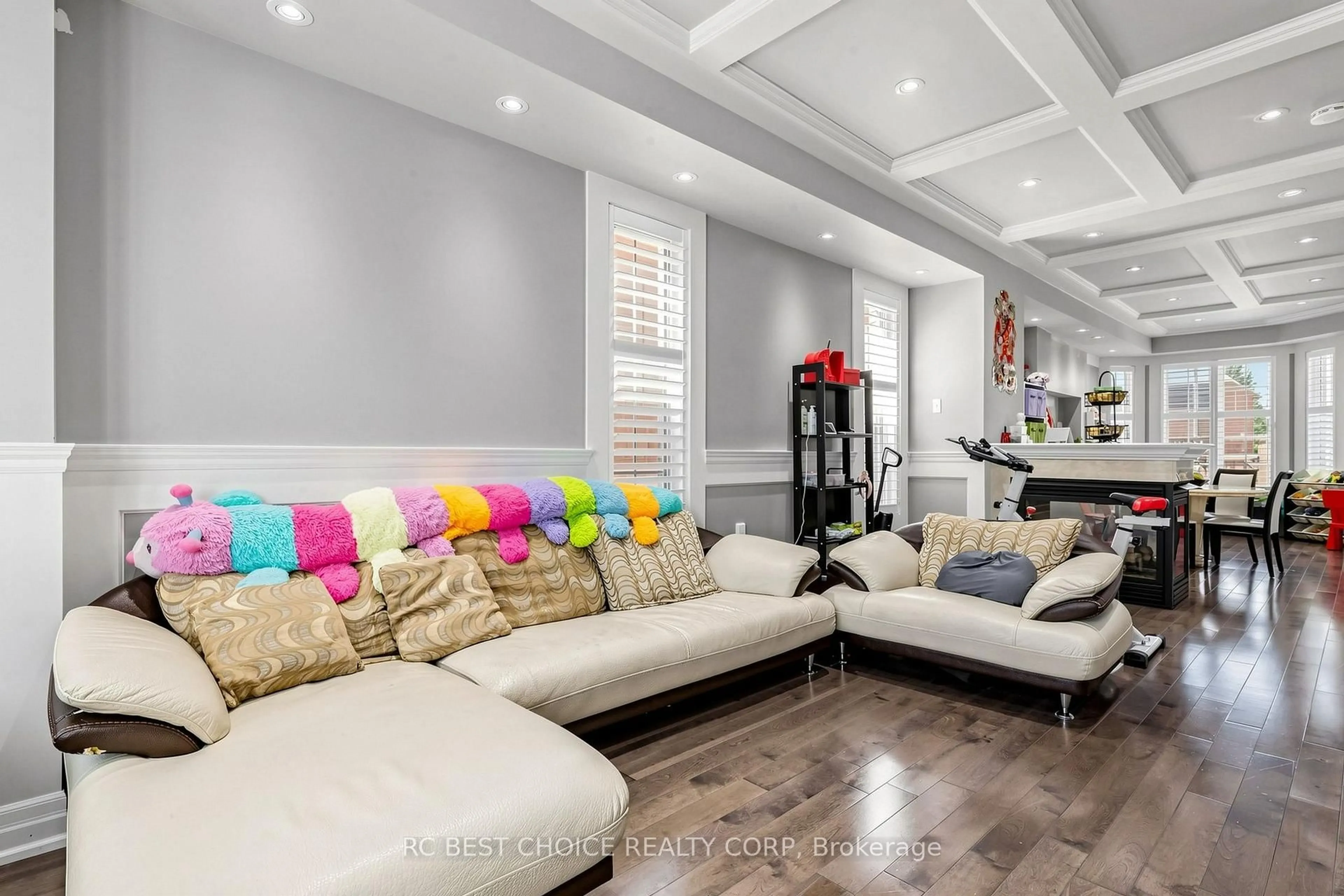 Living room with furniture, unknown for 18 Chauncey Crt, Markham Ontario L6B 1H1