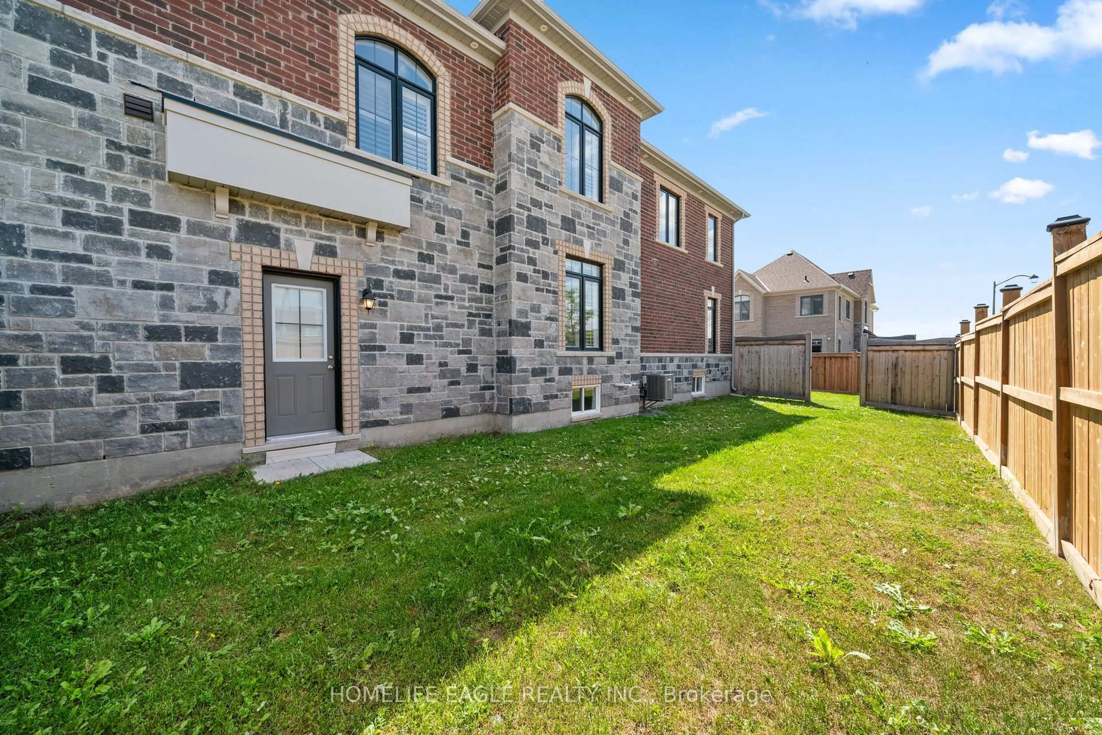 Home with brick exterior material, unknown for 20 Viola St, East Gwillimbury Ontario L9N 0T6