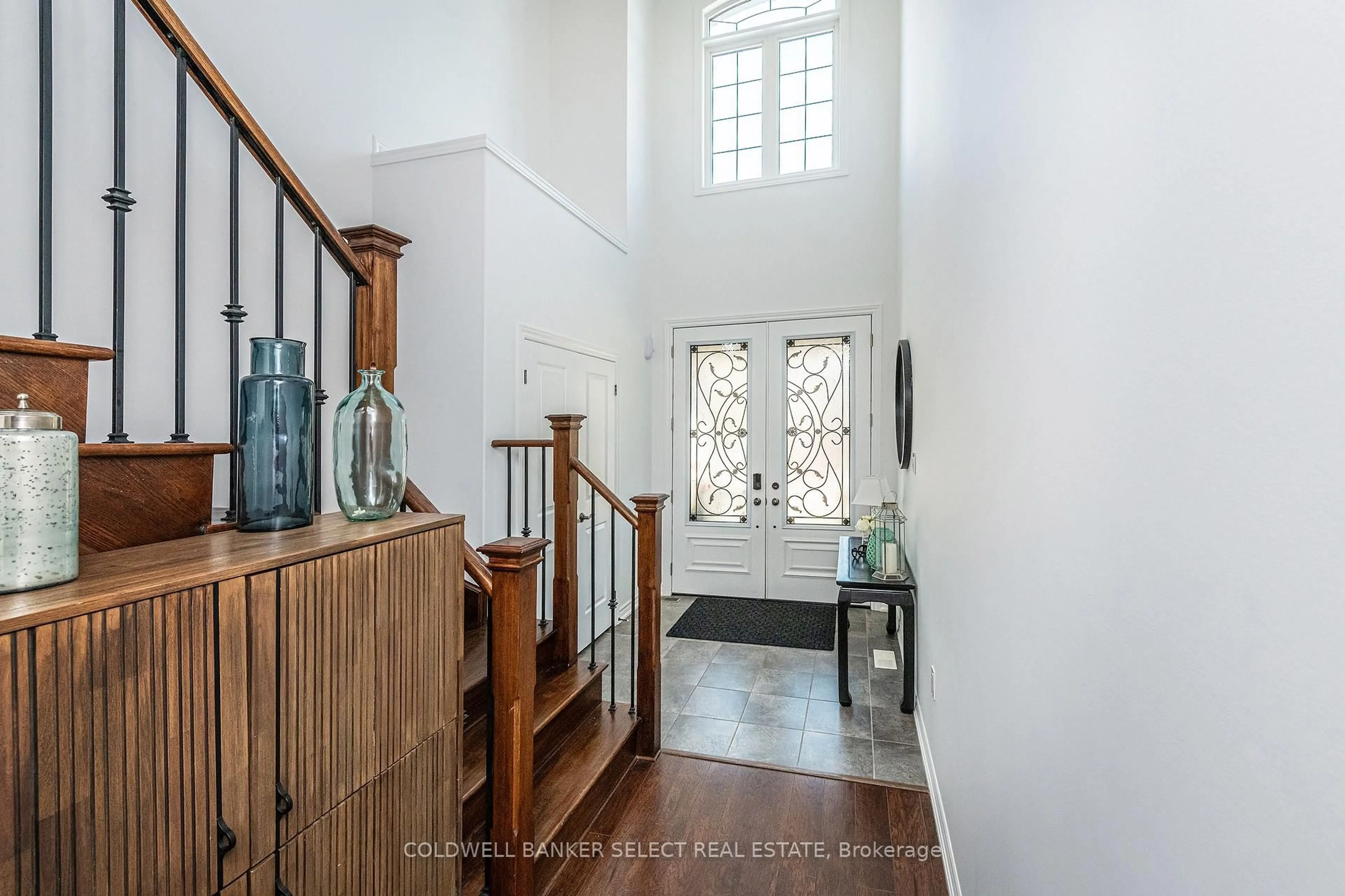 Indoor foyer for 45 Holt Dr, New Tecumseth Ontario L9R 0H8