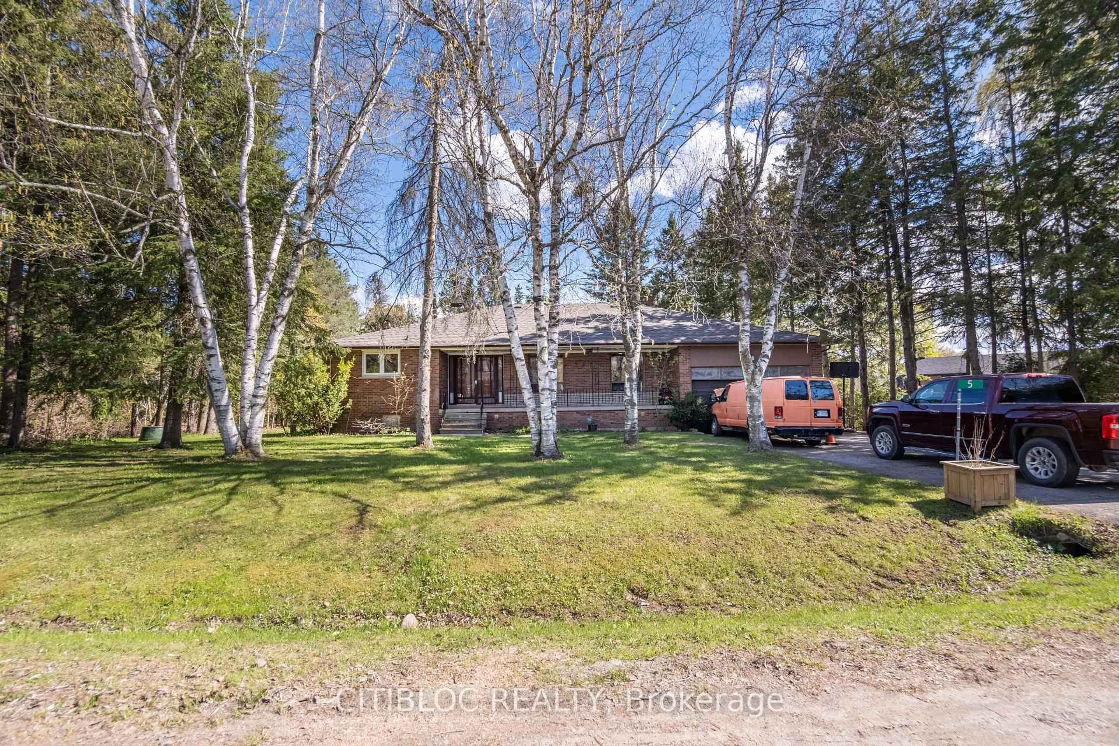 A pic from outside/outdoor area/front of a property/back of a property/a pic from drone, street for 5 Old Forge Rd, King Ontario L7B 1K4