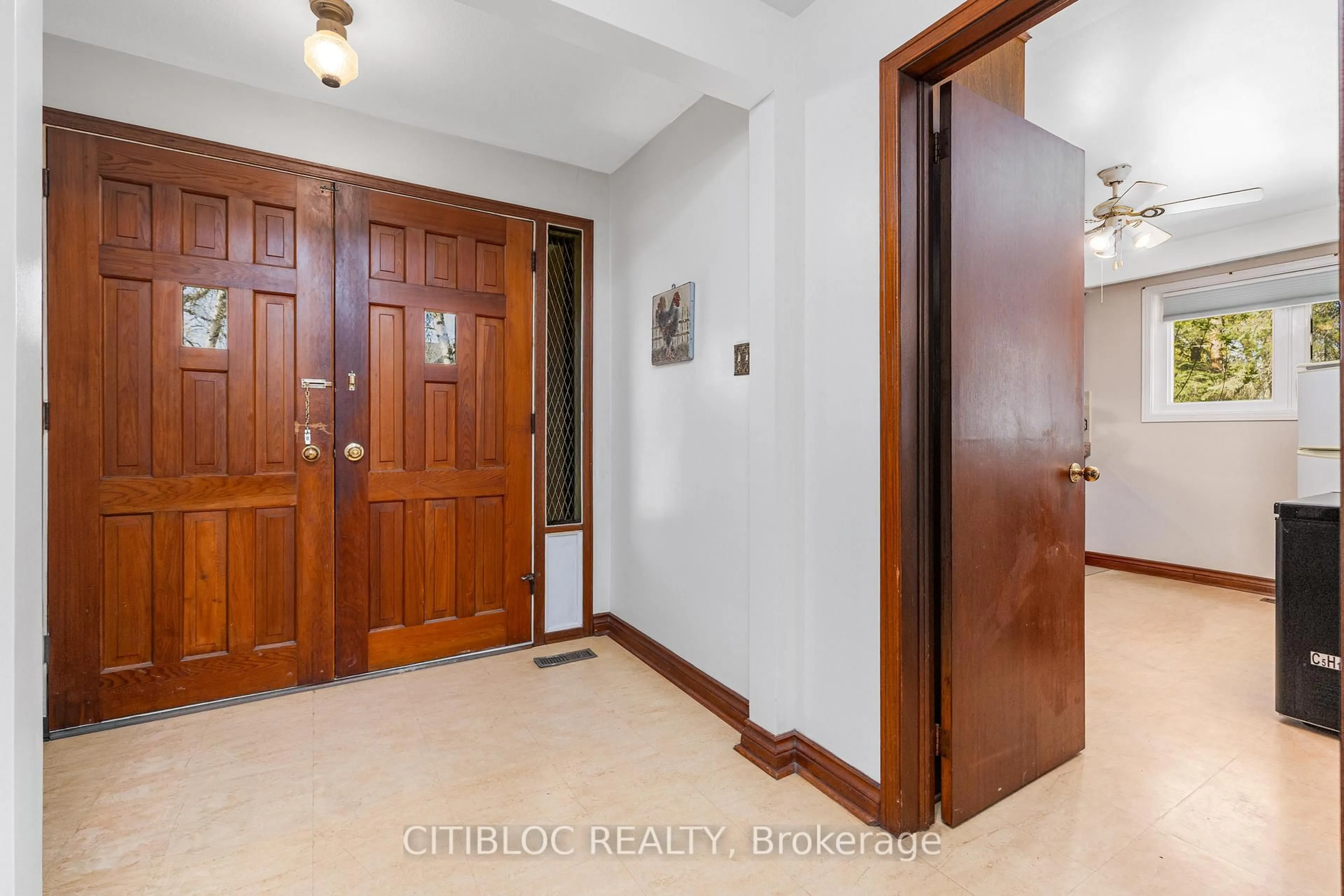 Indoor foyer for 5 Old Forge Rd, King Ontario L7B 1K4
