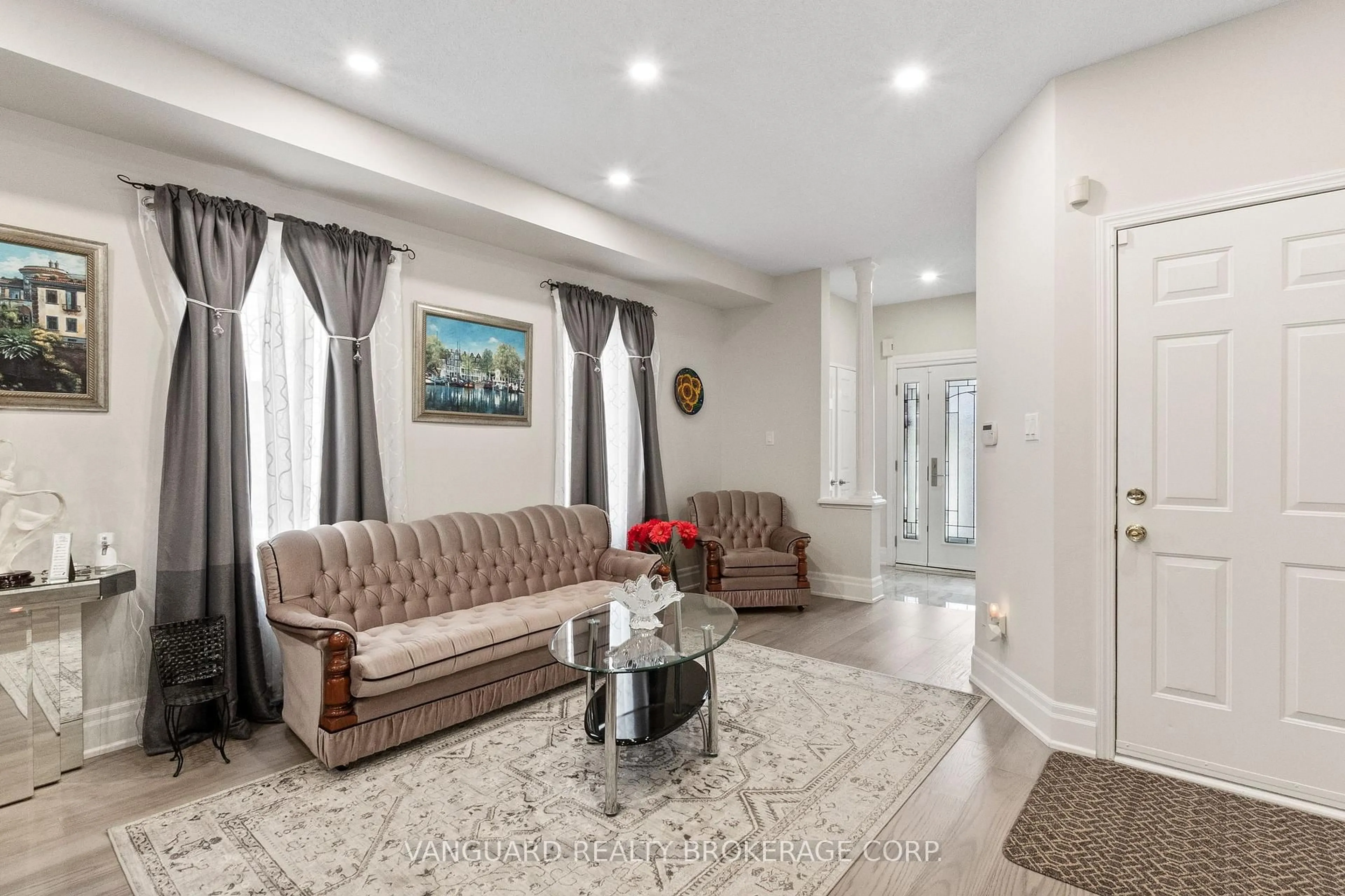 Living room with furniture, unknown for 84 Sapphire Dr, Richmond Hill Ontario L4S 2E6