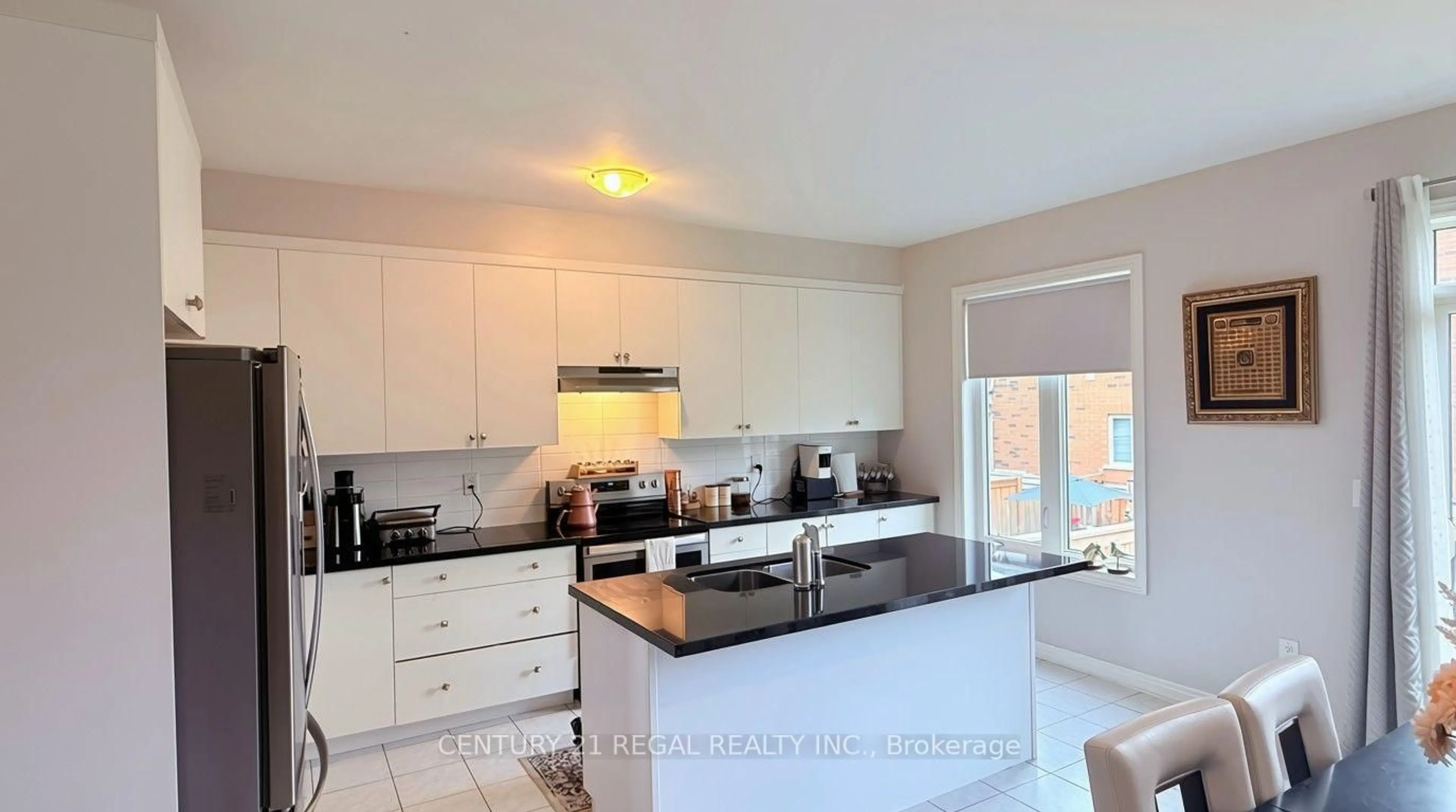 Open concept kitchen, unknown for 62 Selby Cres, Bradford West Gwillimbury Ontario L3Z 0V3