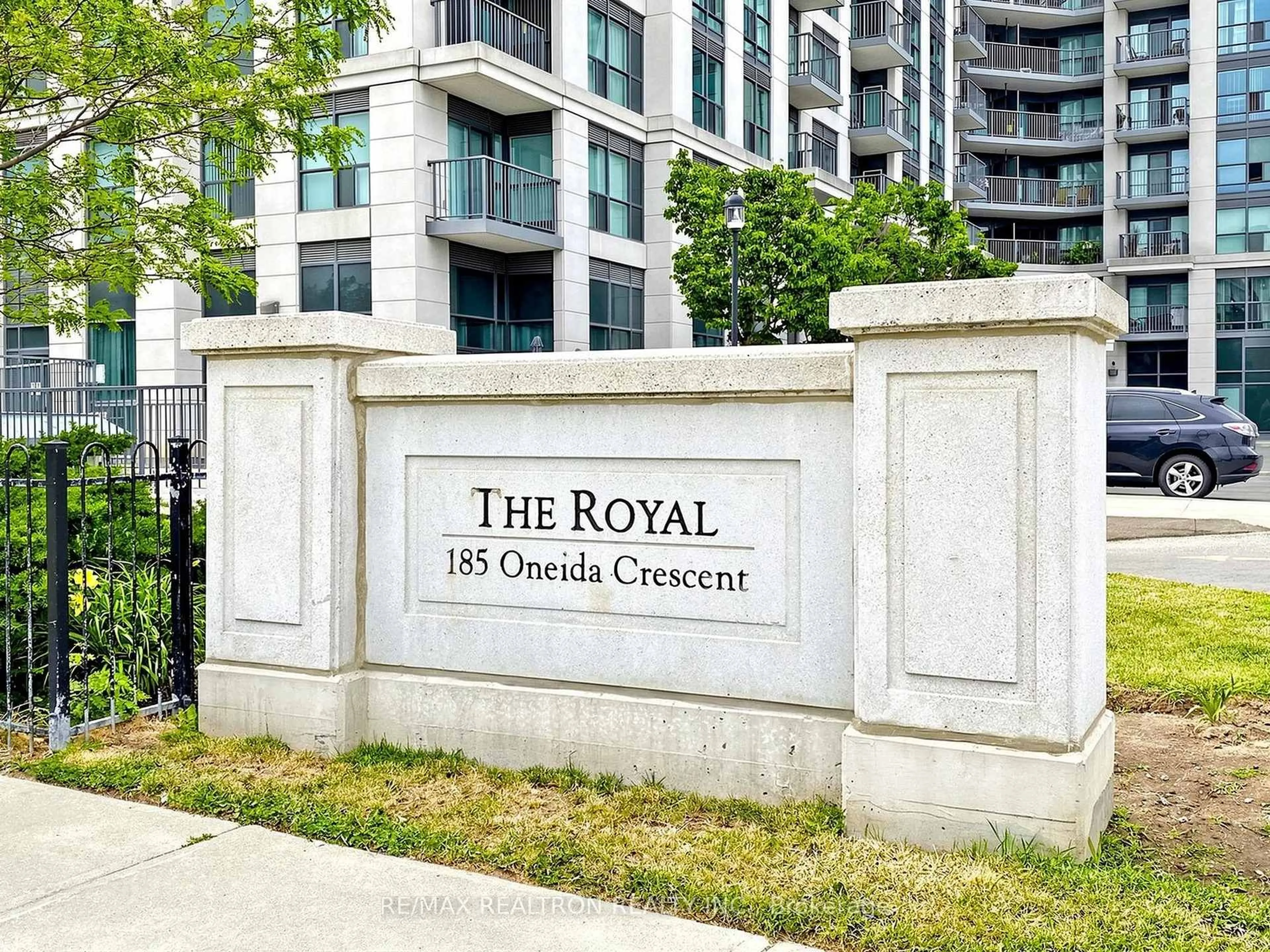 Indoor foyer for 185 Oneida Cres #918, Richmond Hill Ontario L4B 0B1