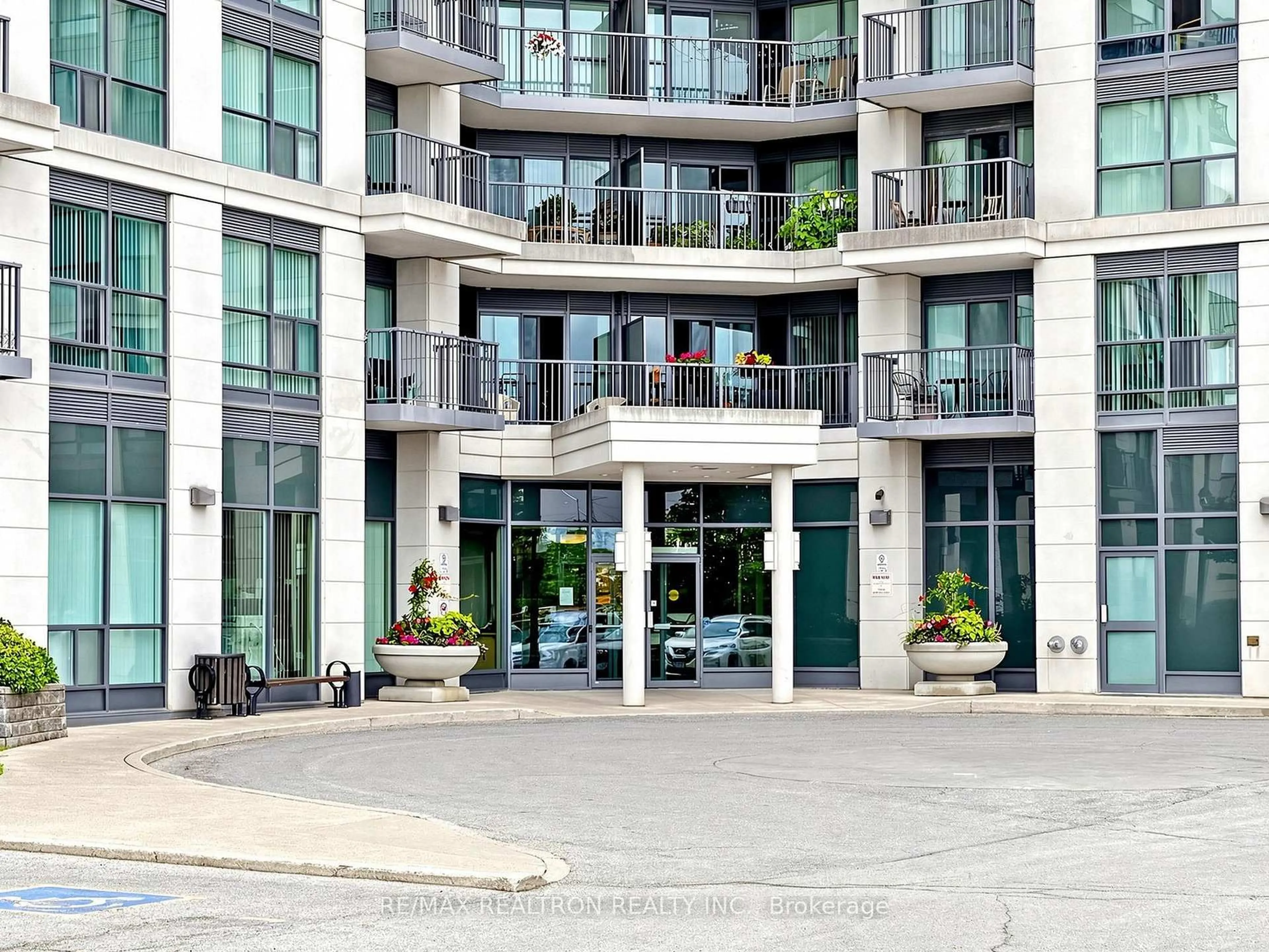 Indoor foyer for 185 Oneida Cres #918, Richmond Hill Ontario L4B 0B1