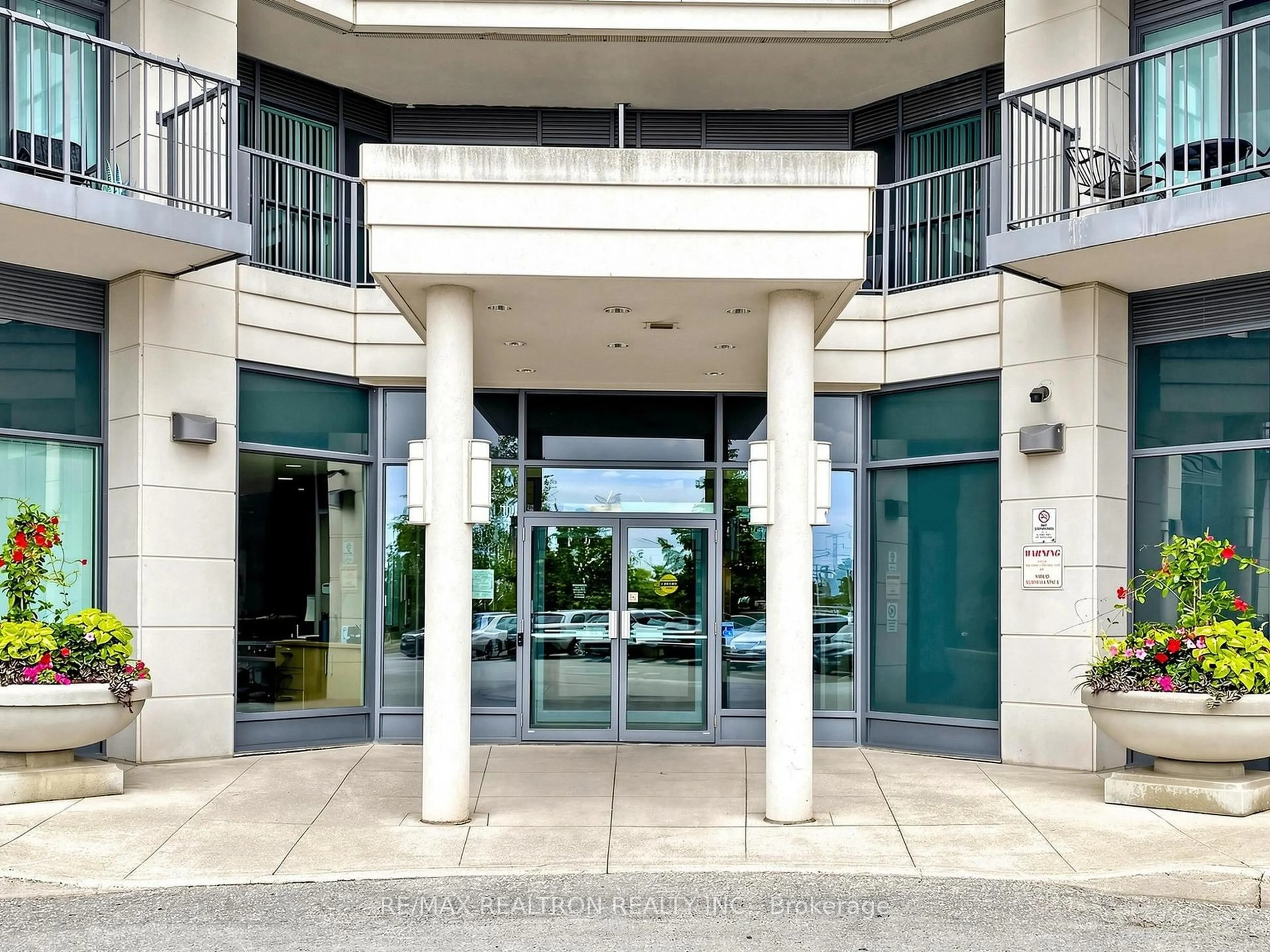 Indoor foyer for 185 Oneida Cres #918, Richmond Hill Ontario L4B 0B1
