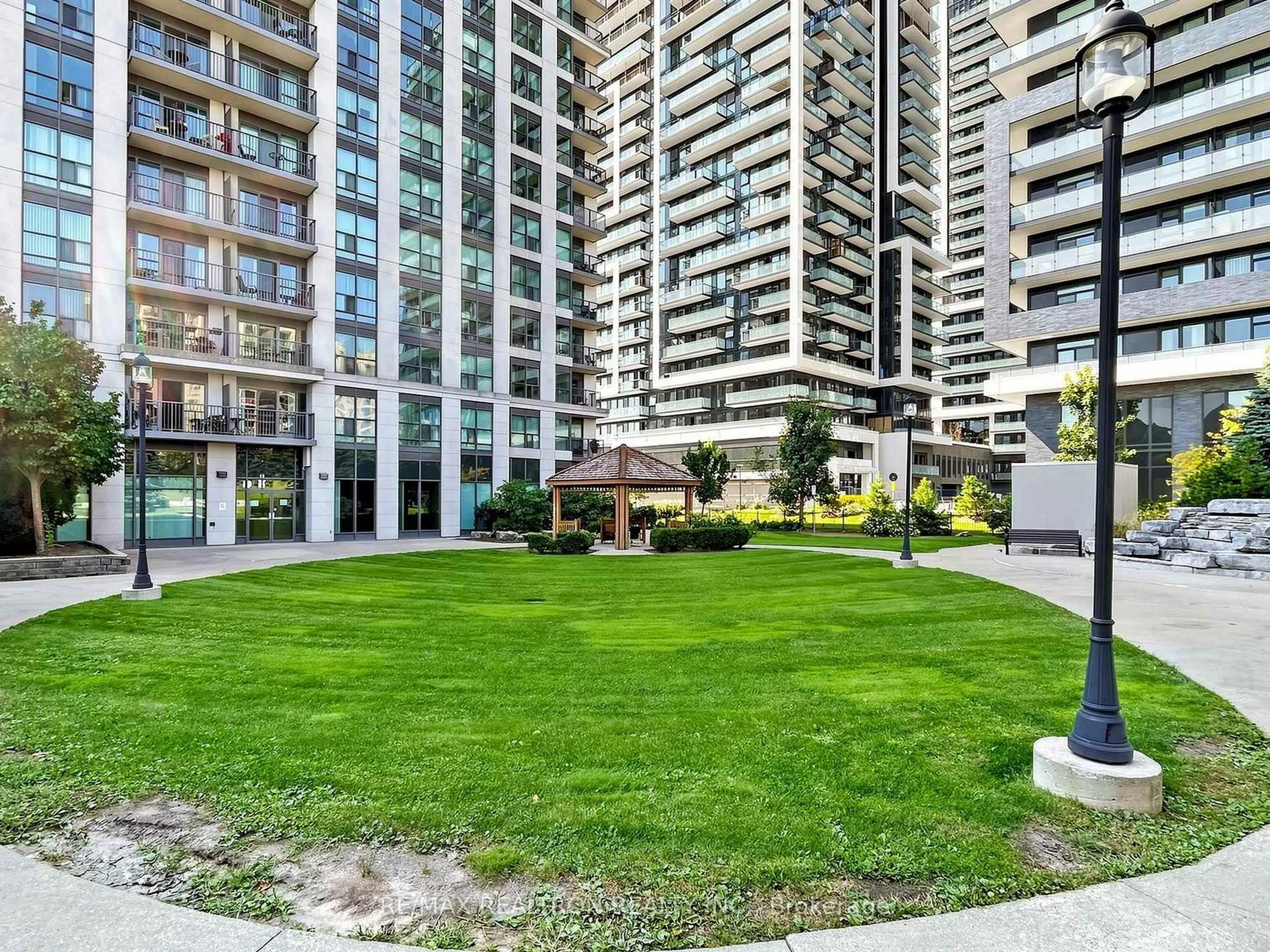 Patio, street for 185 Oneida Cres #918, Richmond Hill Ontario L4B 0B1