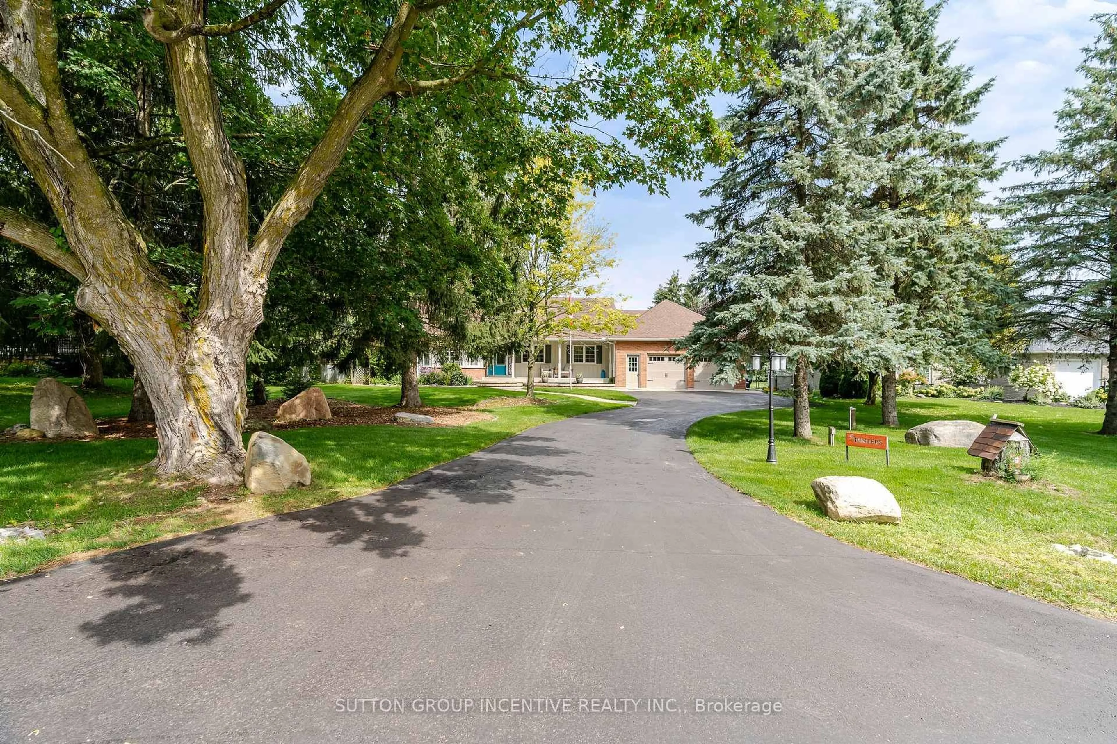 A pic from outside/outdoor area/front of a property/back of a property/a pic from drone, street for 1326 Gilford Rd, Innisfil Ontario L0L 1R0