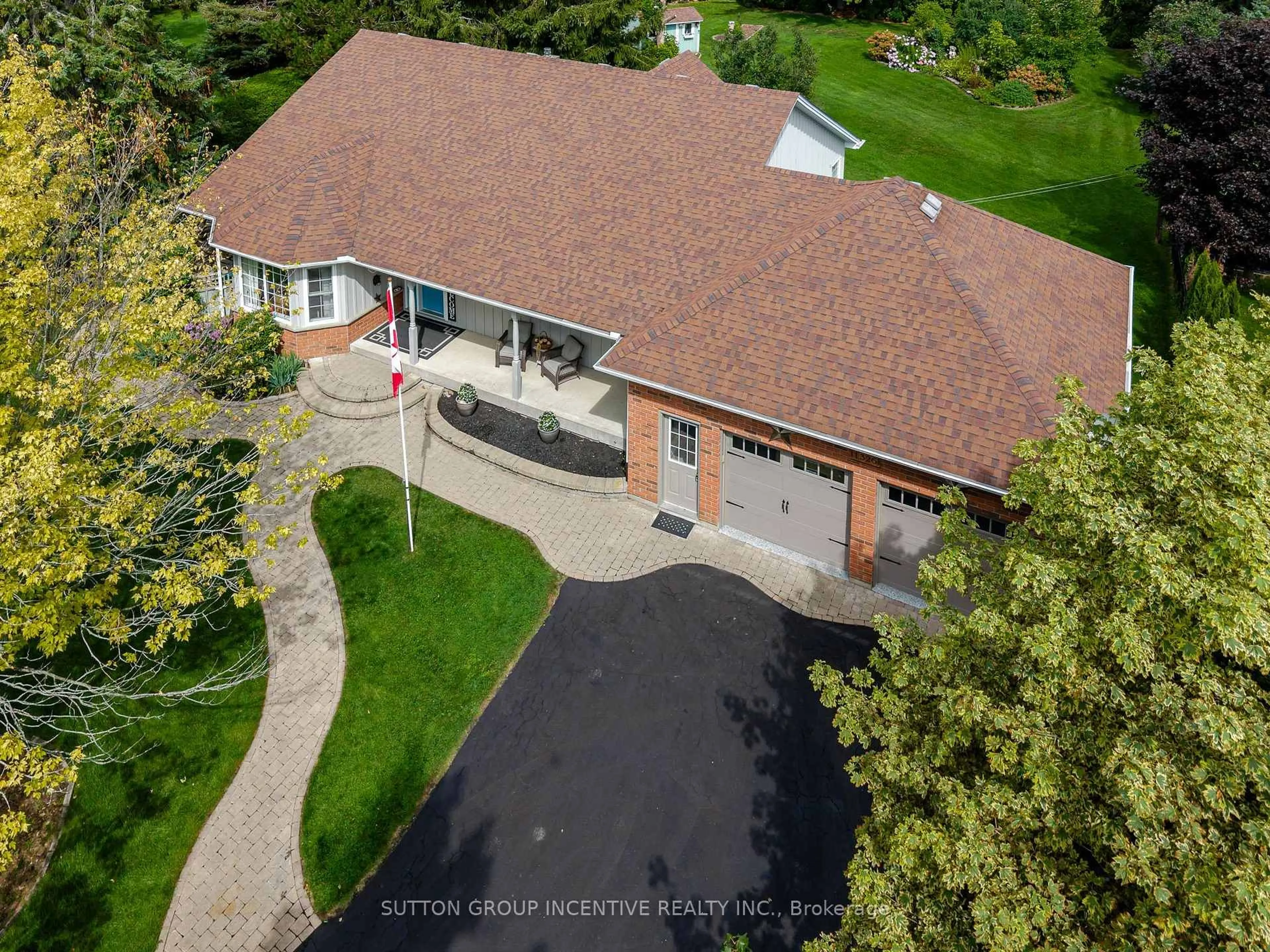 A pic from outside/outdoor area/front of a property/back of a property/a pic from drone, street for 1326 Gilford Rd, Innisfil Ontario L0L 1R0