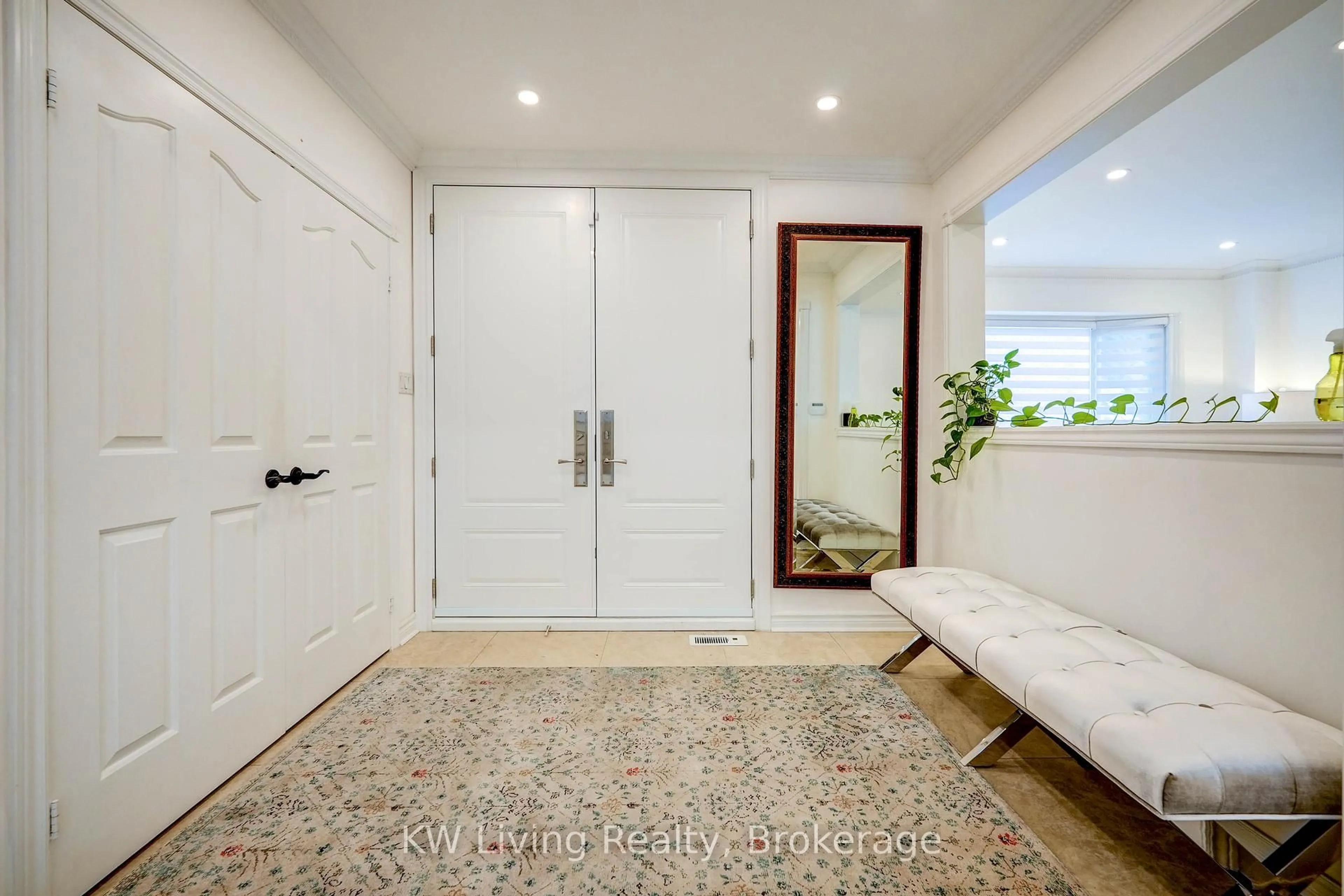 Indoor entryway for 48 Brookshill Cres, Richmond Hill Ontario L4B 3J2