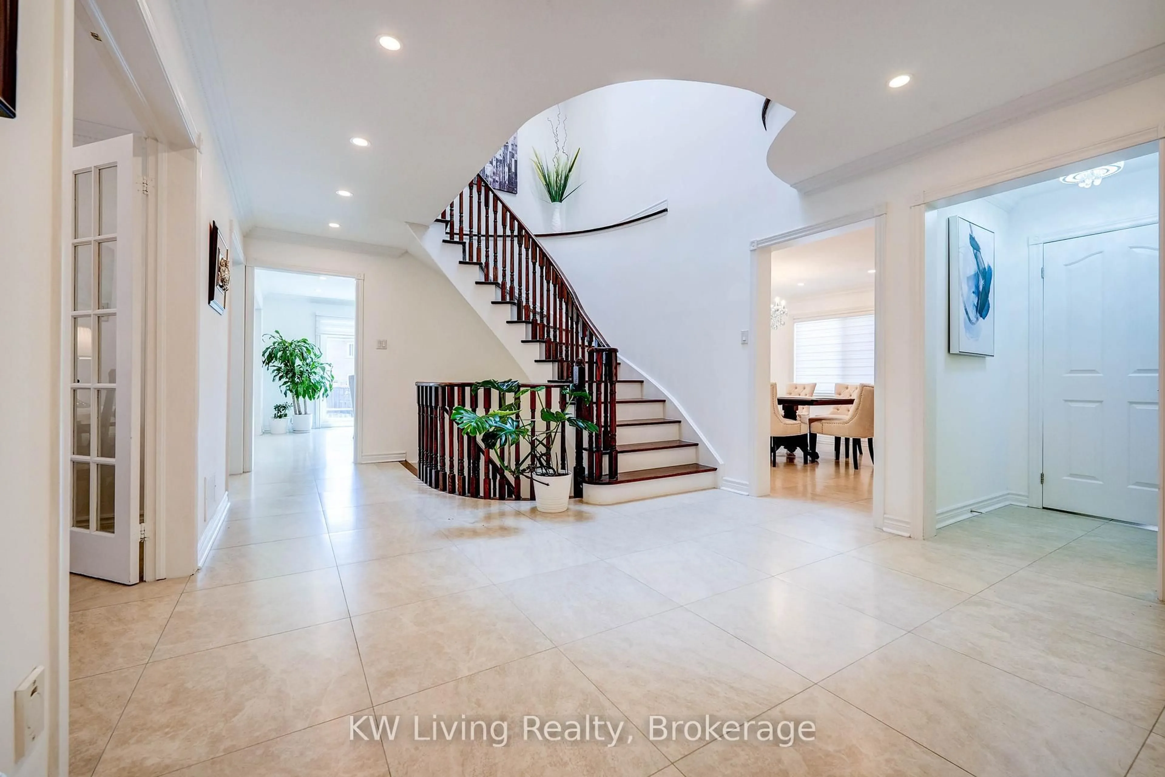 Indoor foyer for 48 Brookshill Cres, Richmond Hill Ontario L4B 3J2